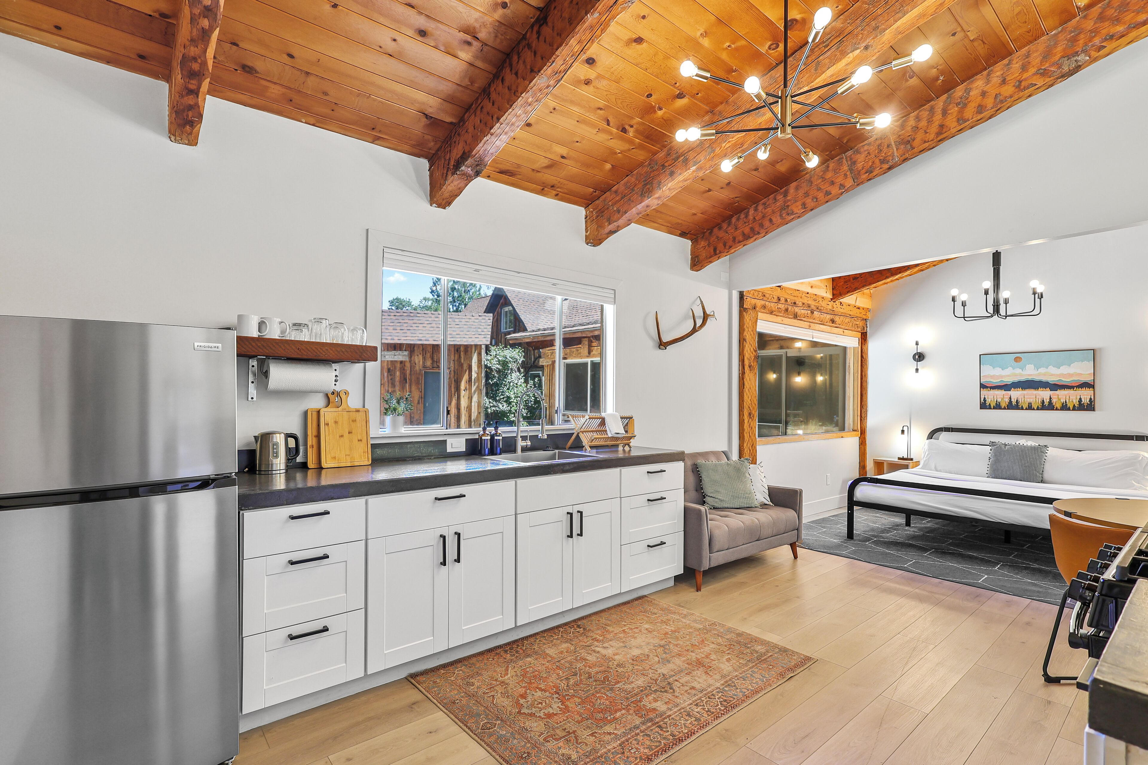 Charming rustic vaulted studio + Mt Shasta views