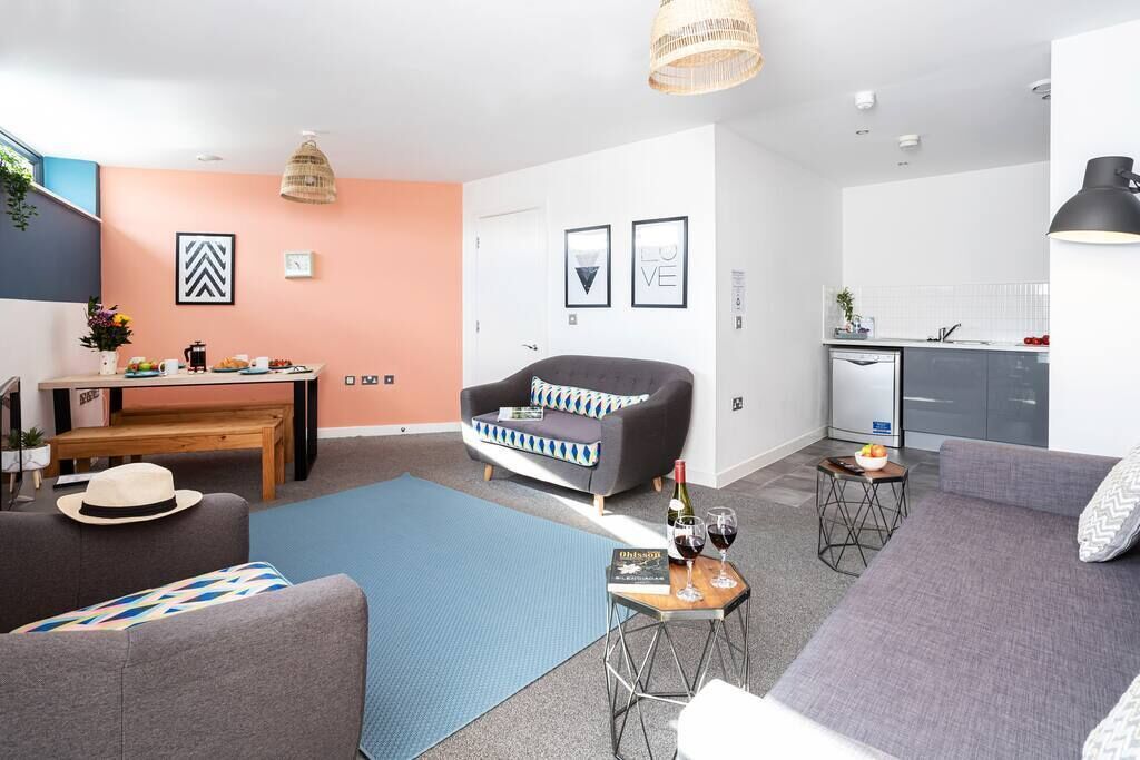Stylish City Apartment with Parking Bridge Square Apartments