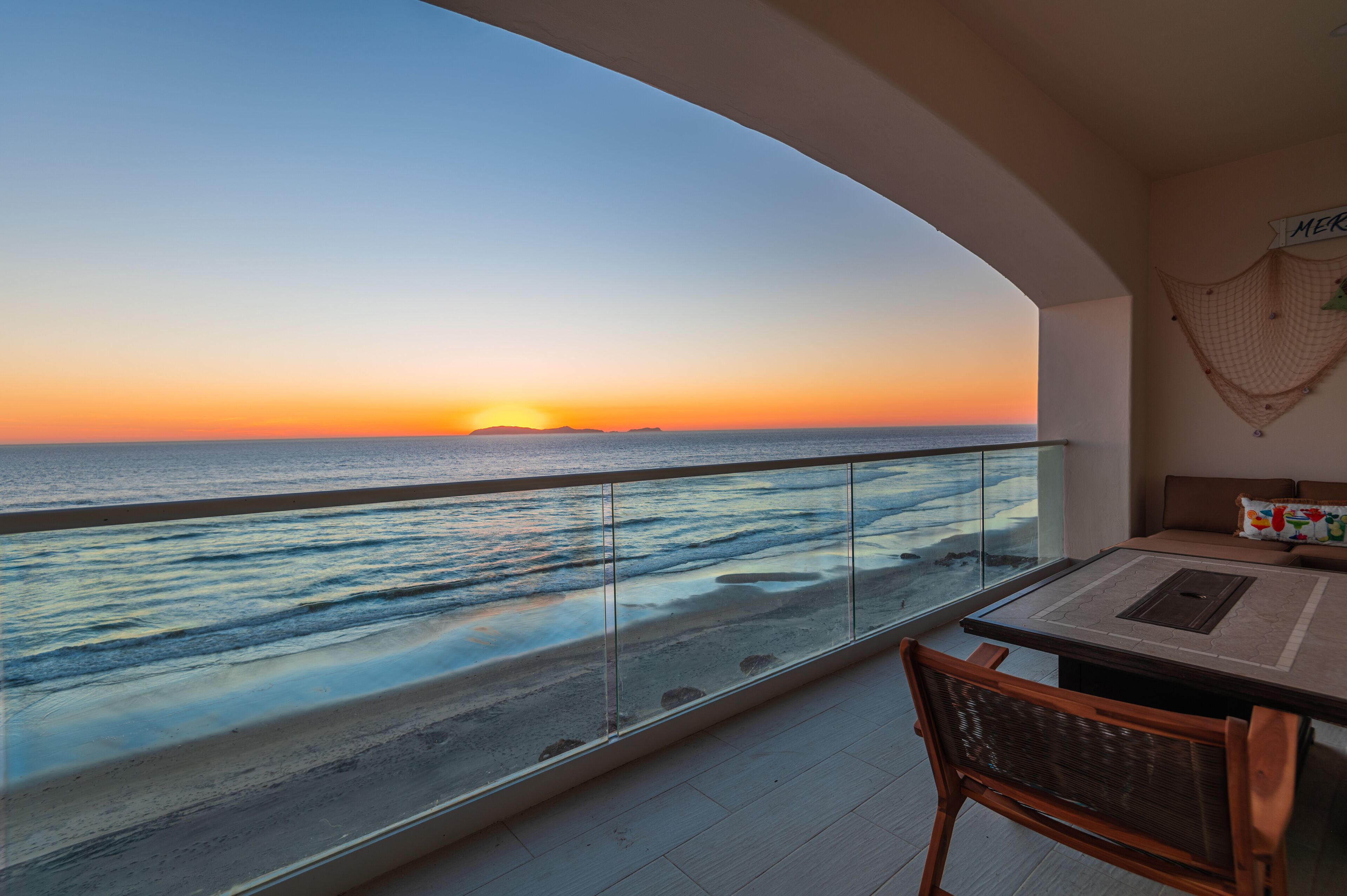 Beachfront Luxury Condo, 3 Bedroom, Balcony, Beach access