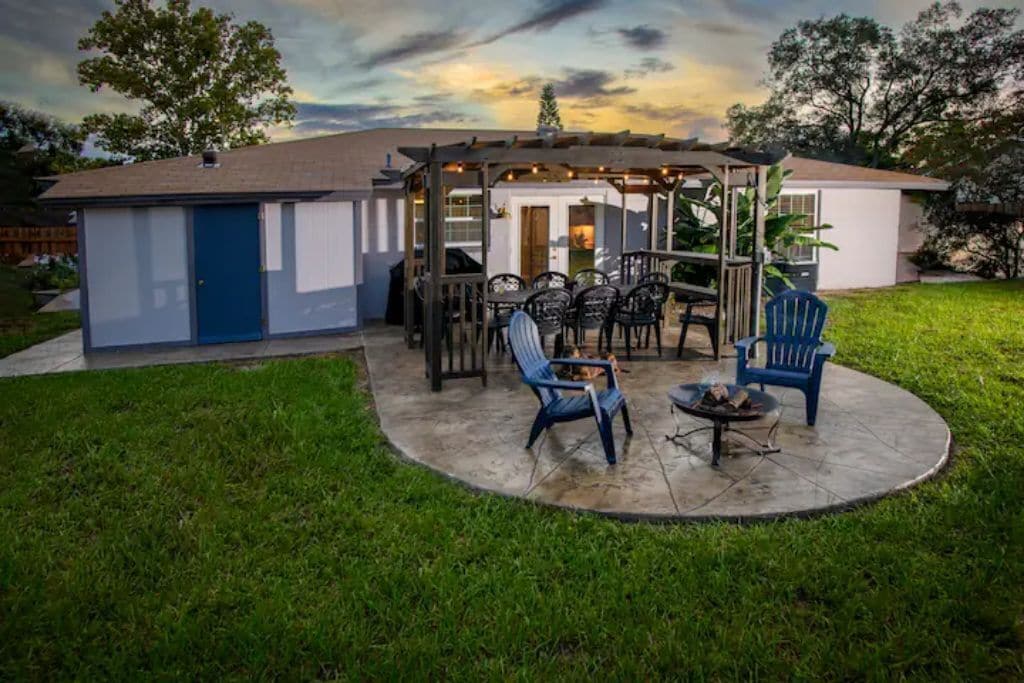 Charming Family Oasis - Dog-Friendly - Backyard