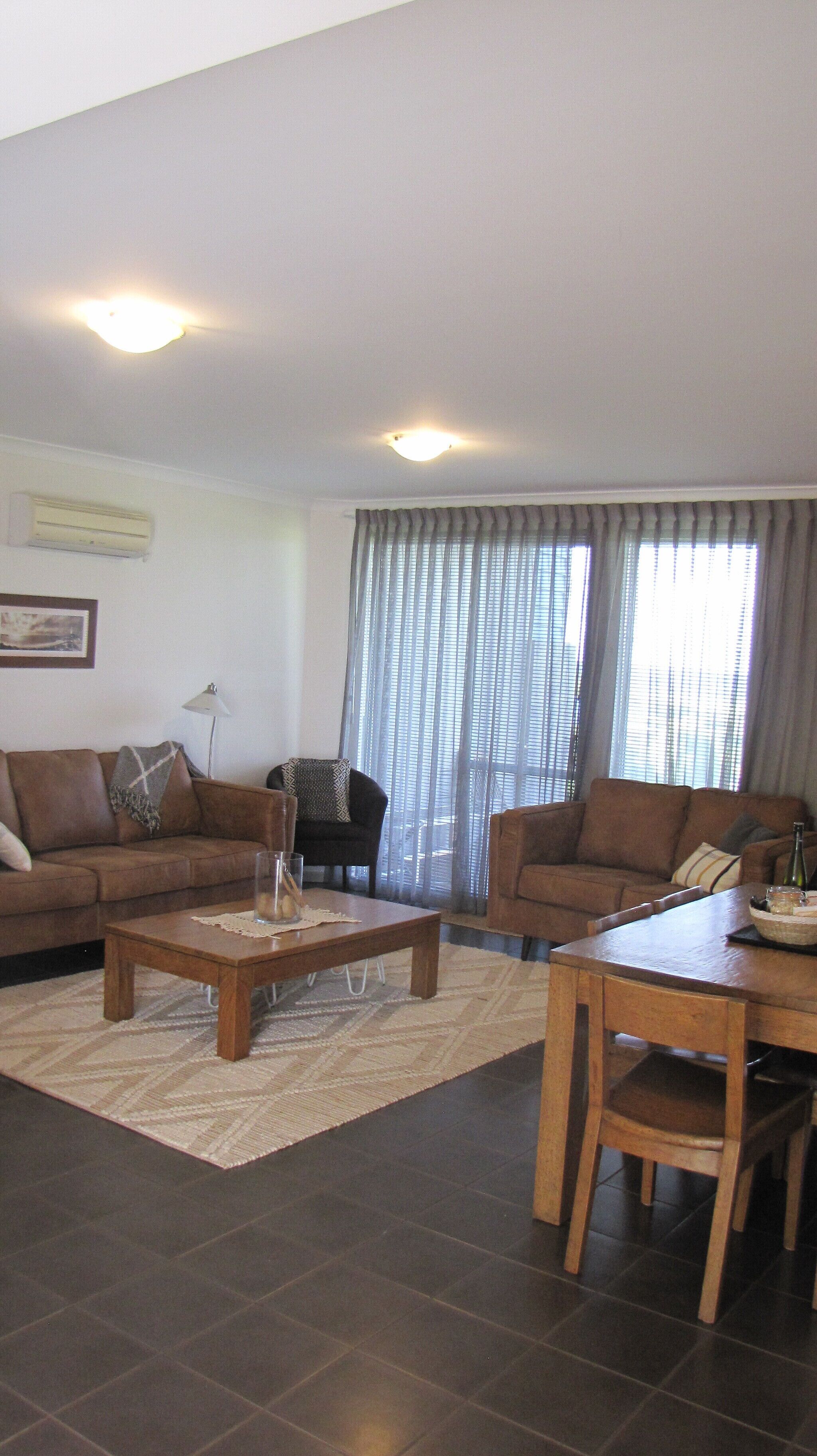 Cosy Corner Beach Apartment with Stunning Ocean Views!