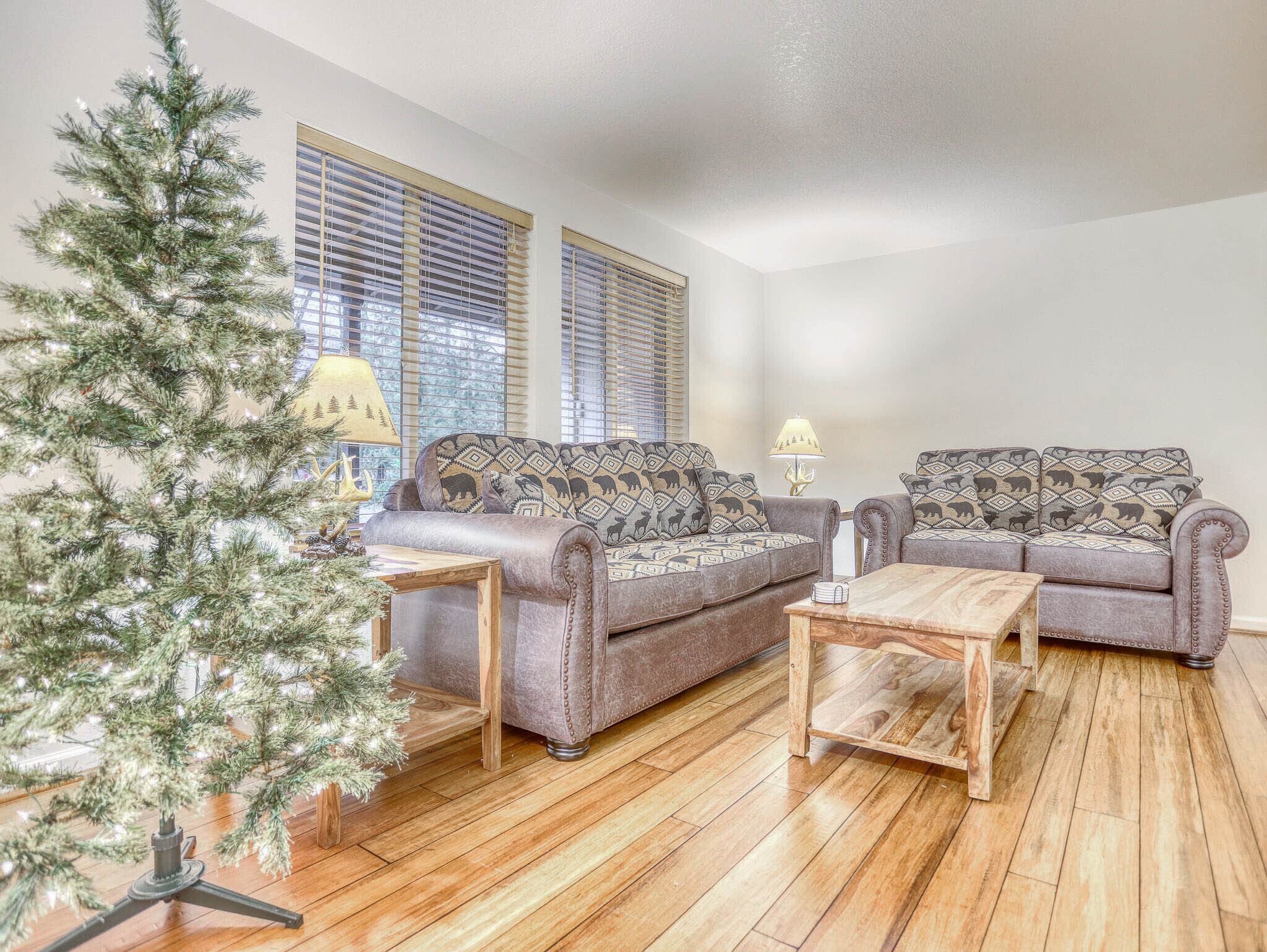 Warm and inviting Cascades Cabin, hot tub, woodstove, pet-friendly