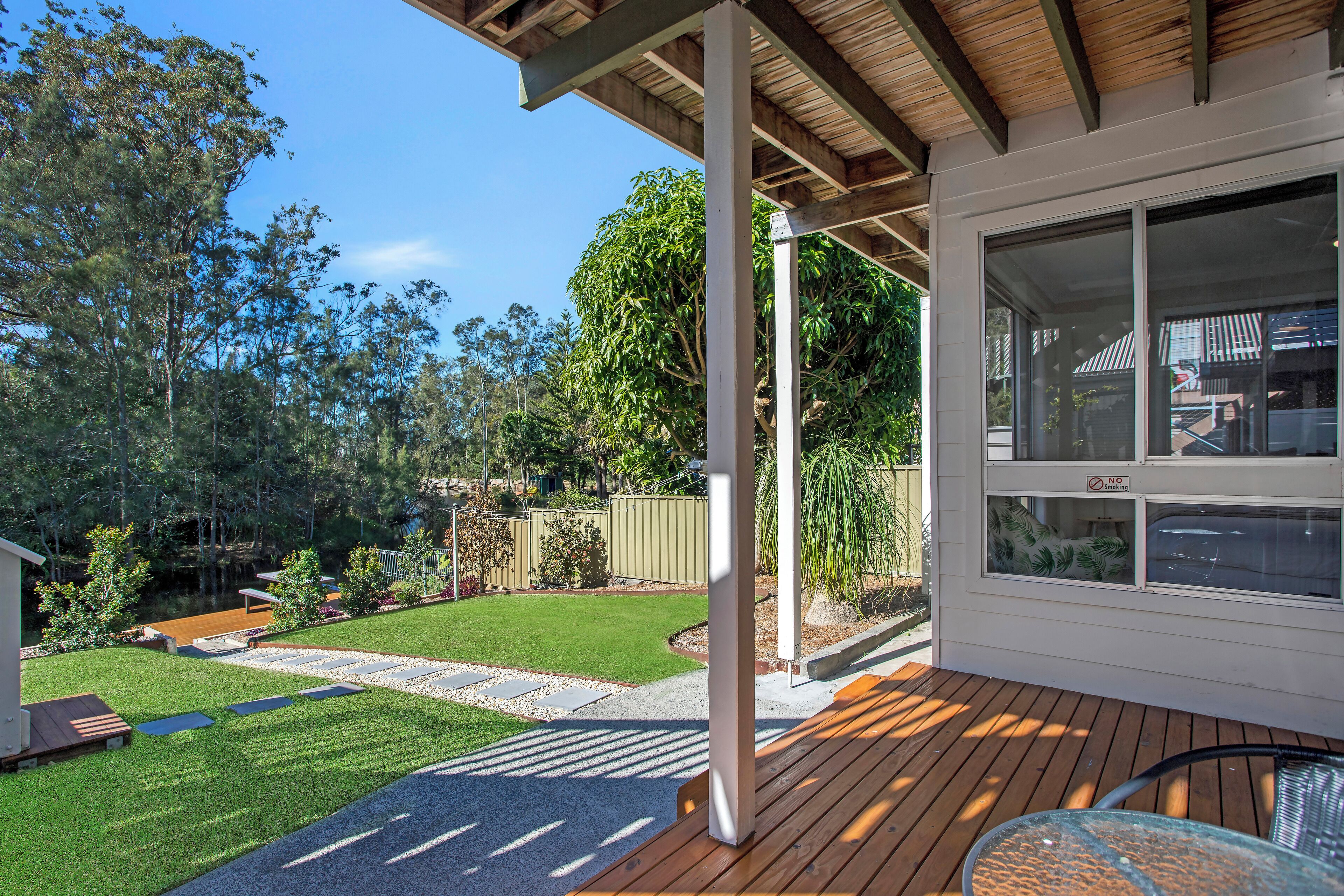 Cosy Renovated 2 Bed cottage on the water