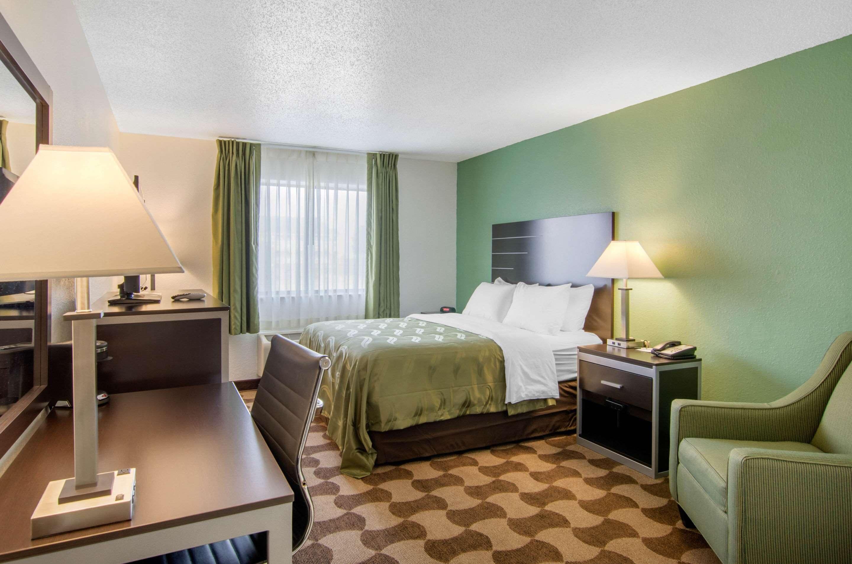Super 8 Russell Ks