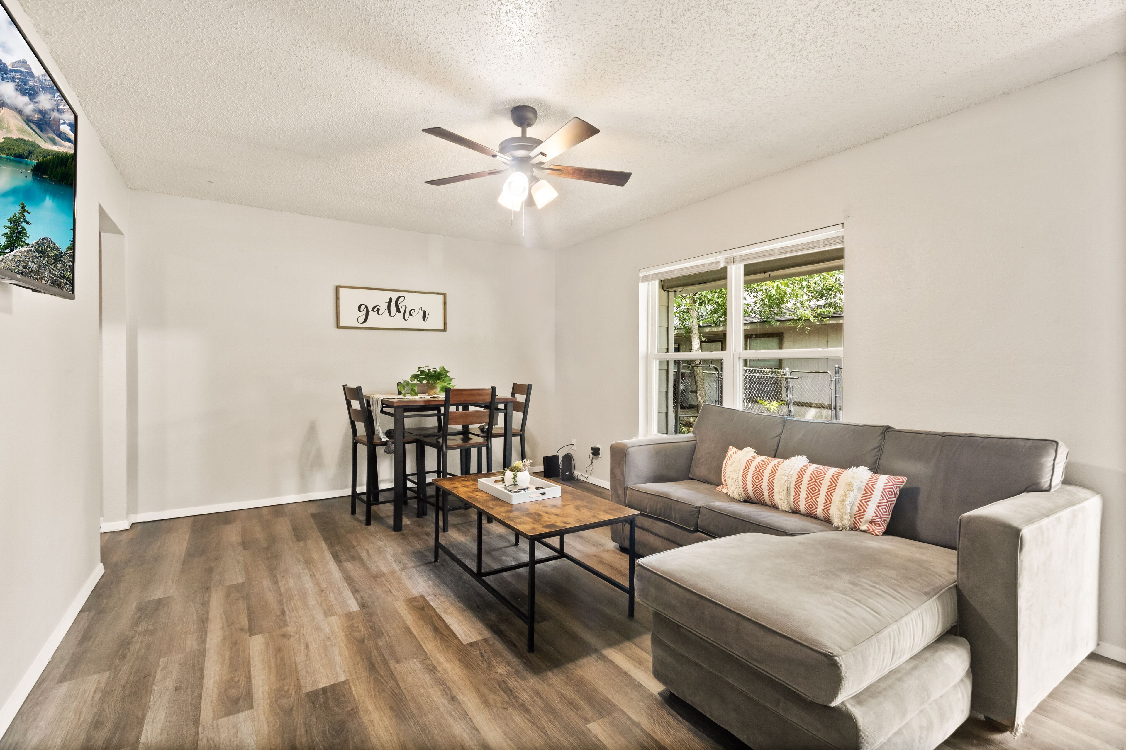 2bed/1bath apt w/ full kitchen - central location!