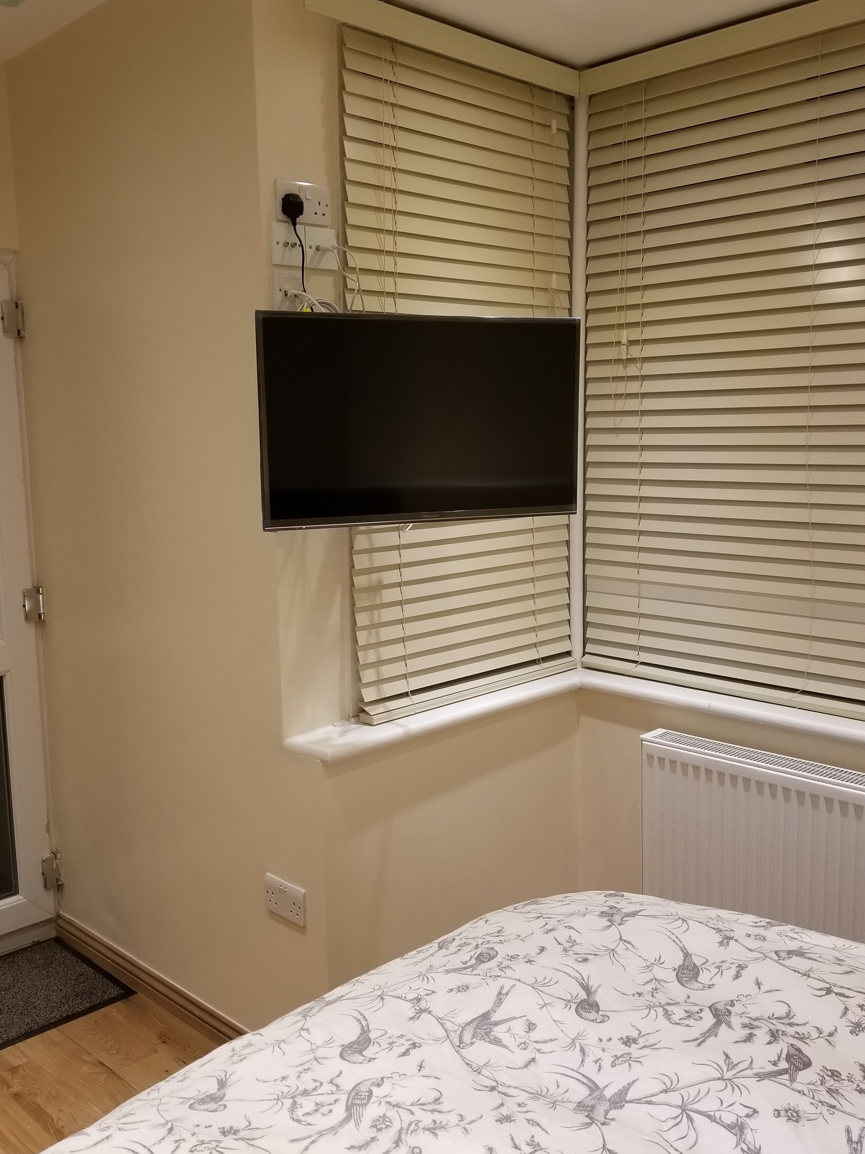 London Luxury Apartment 1 Bed Studio 1 min walk to Redbridge Tube Station