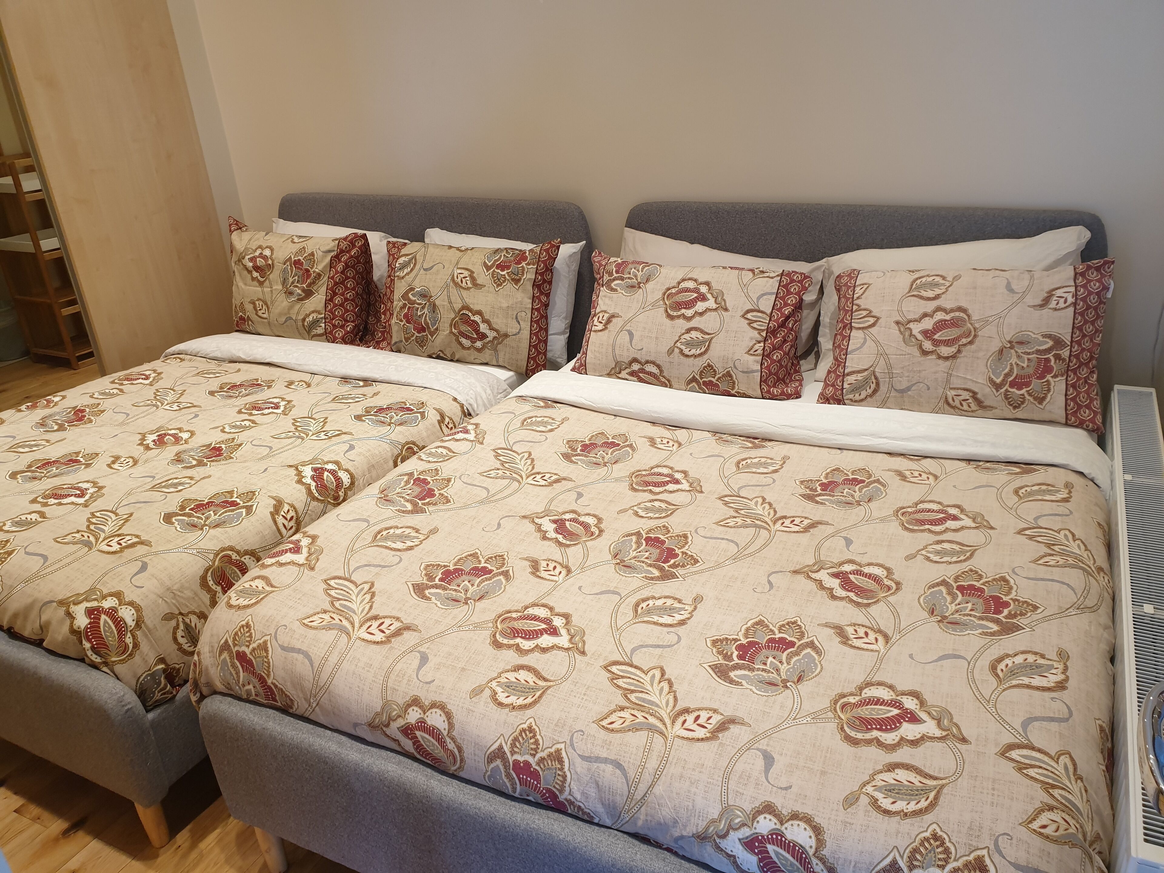London Luxury Apartment Sleeps 4, 1 Min from Redbridge Station