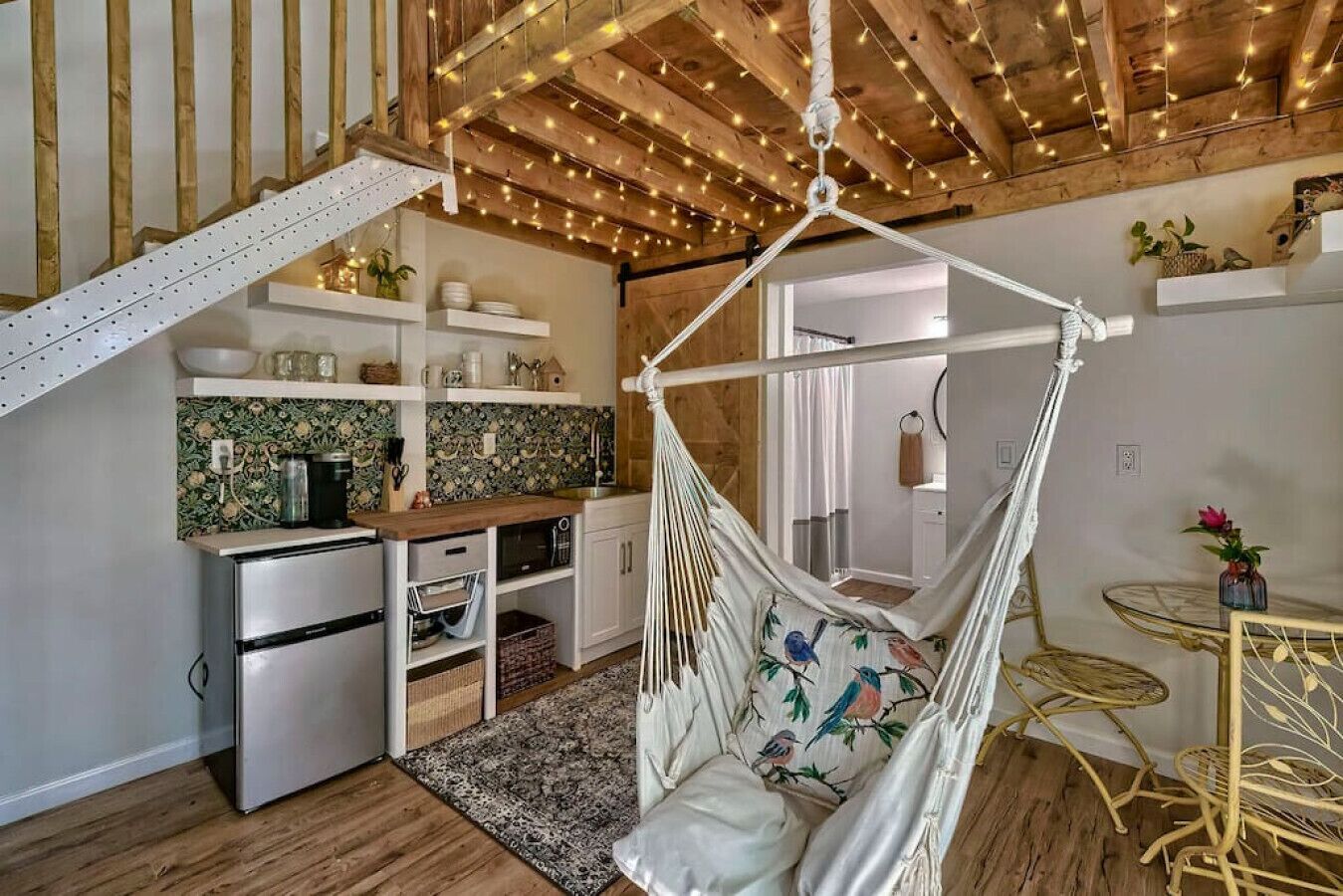 Modern Bird's Nest Studio Loft in Downtown!