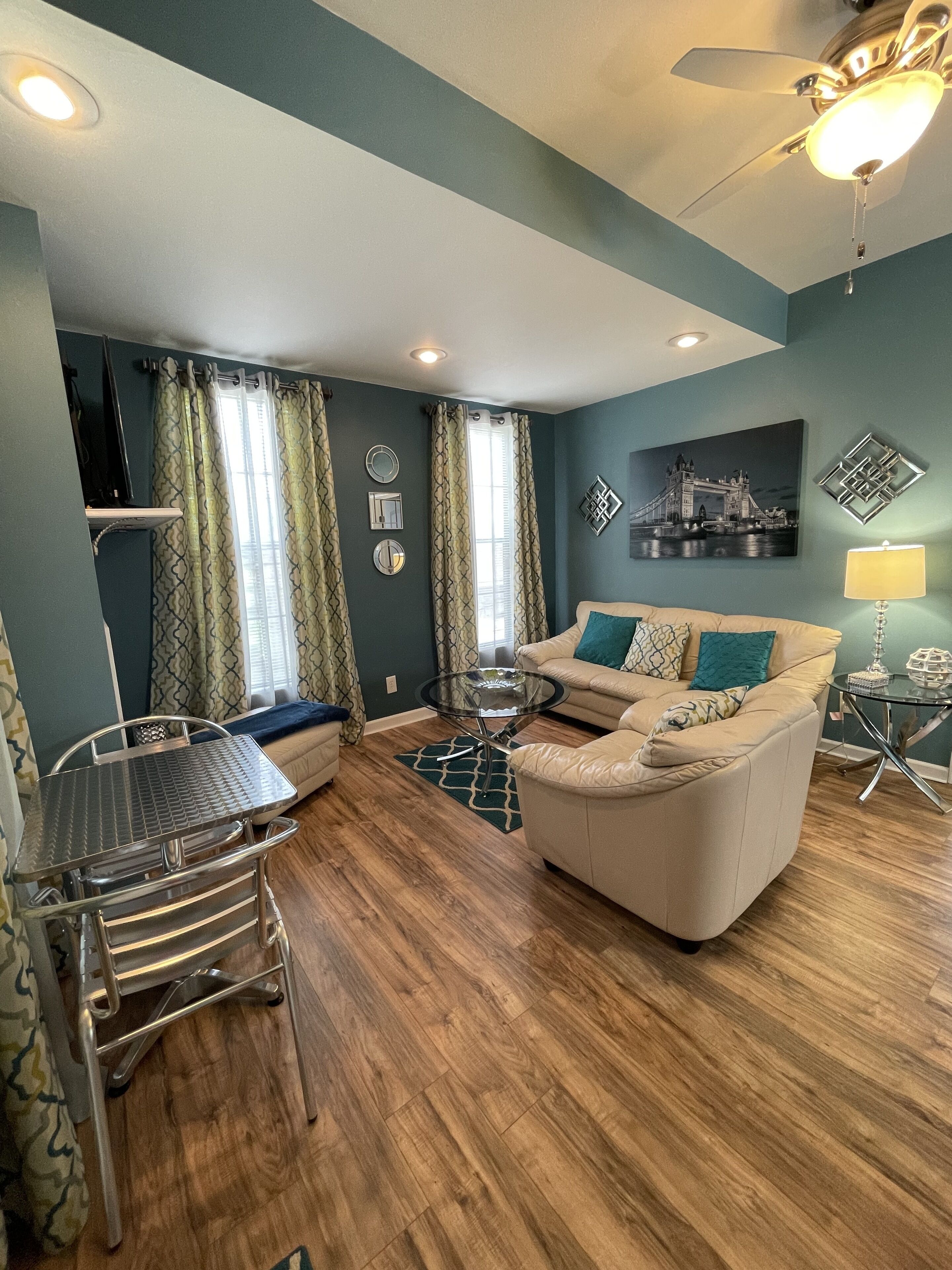 Sleek Modern Apartment near Tiger Stadium and L'Auberge Casino