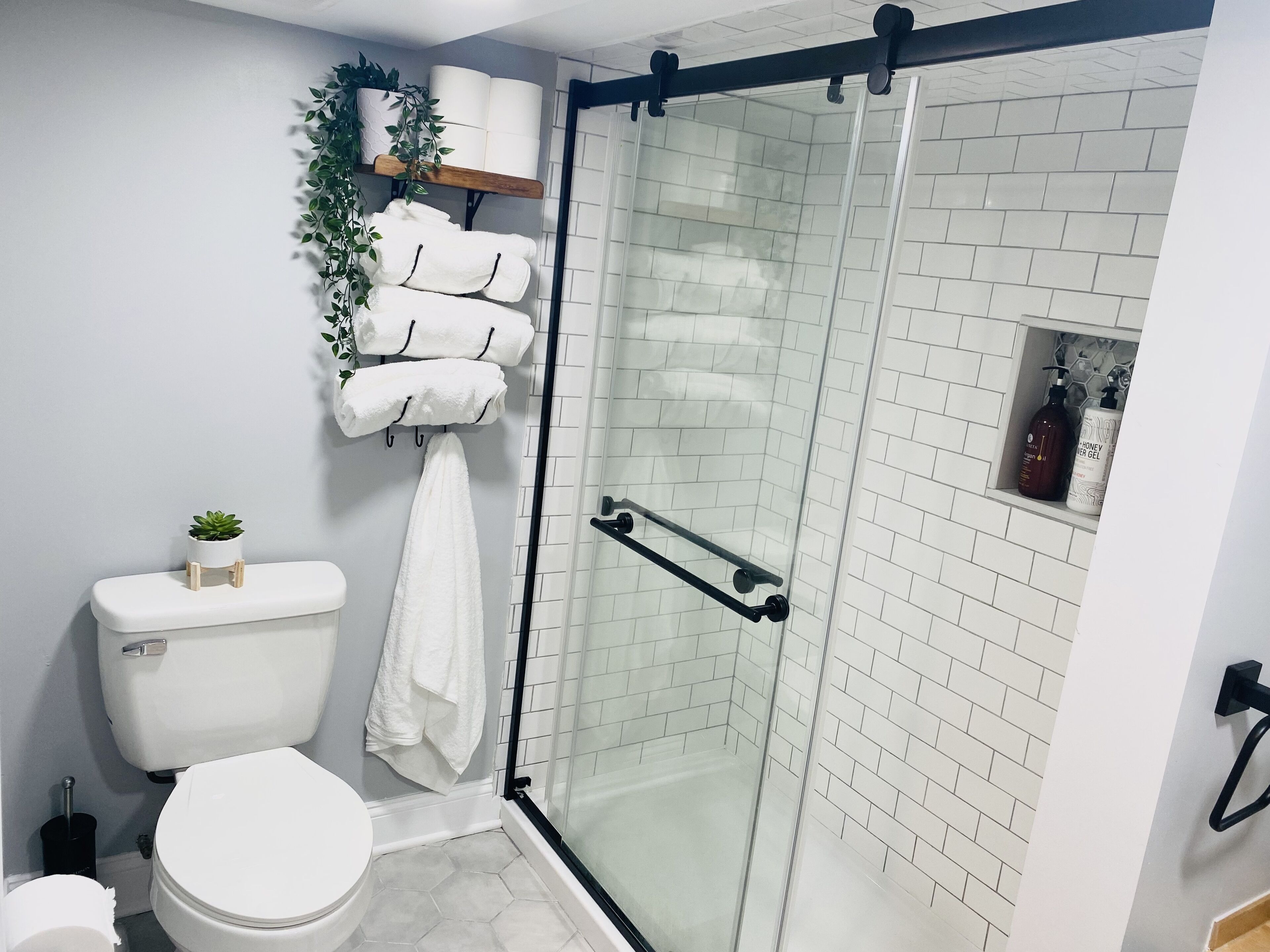 Stylish & Spacious Princeton Basement Apt with King Bed, Private Entrance