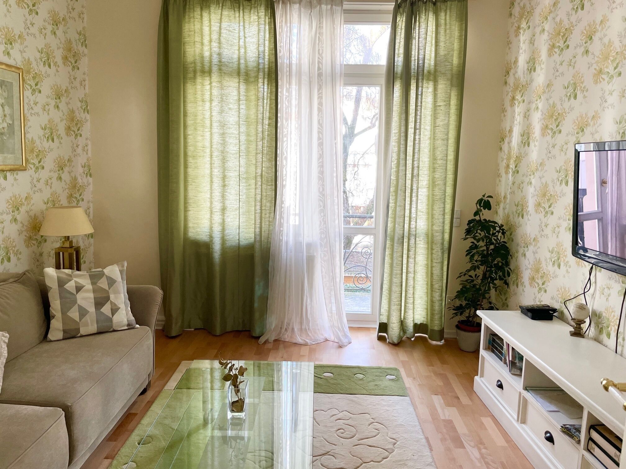 Romantic Very Central Apartment With Balcony, Quiet Street