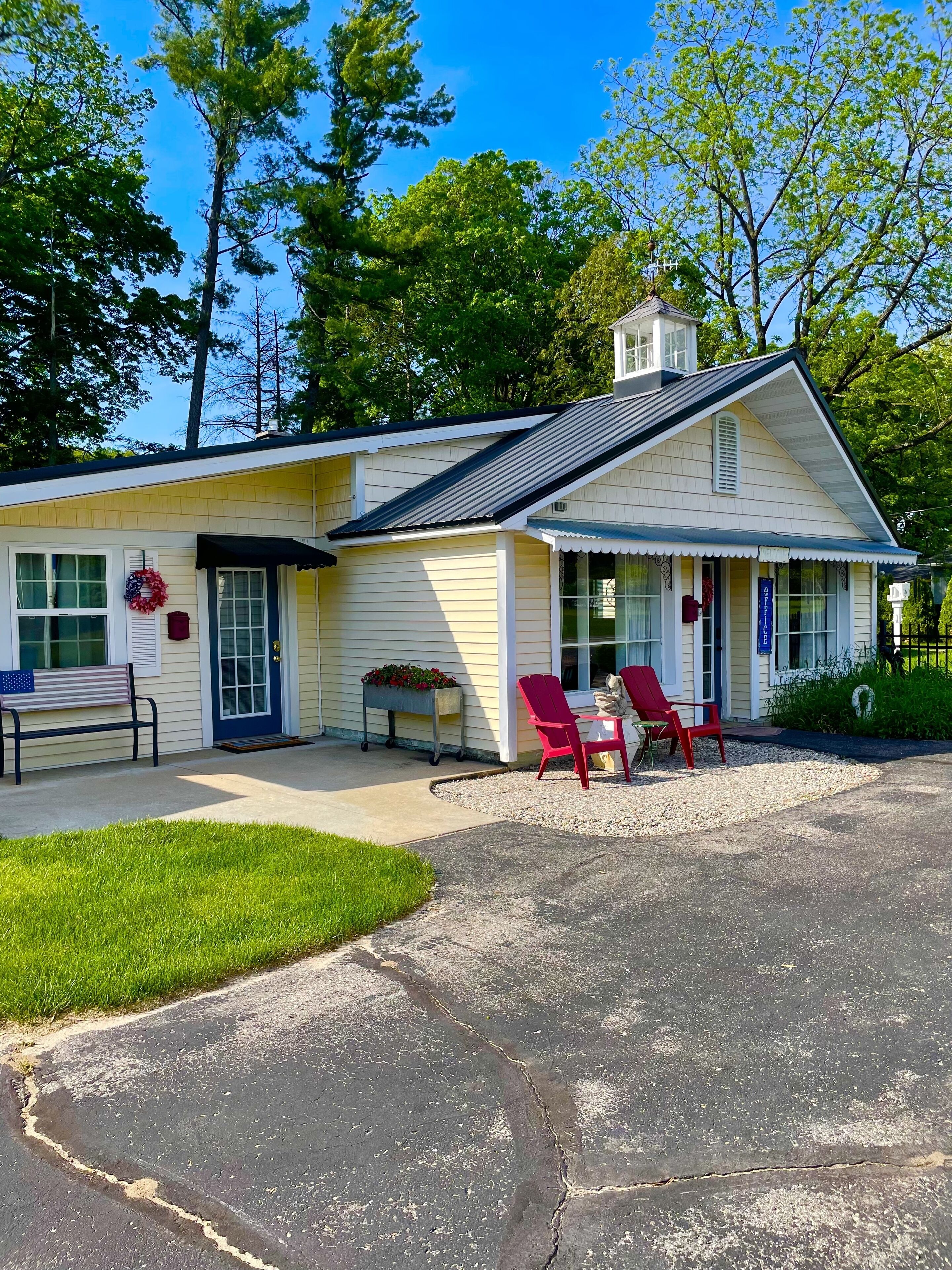 Newly renovated Studio Apartment with gorgeous Muskegon River views. Hardy Dam. 