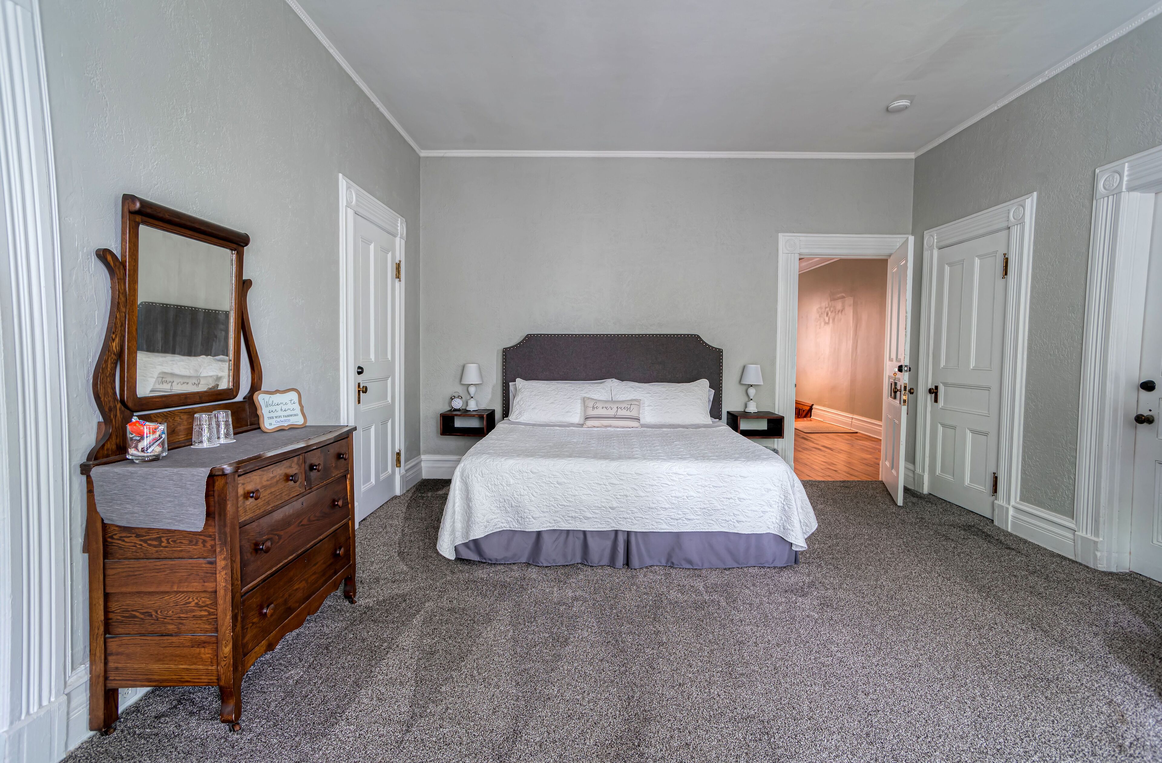 King Suite w/  Bath - Sleeps 4 adults, 2 children