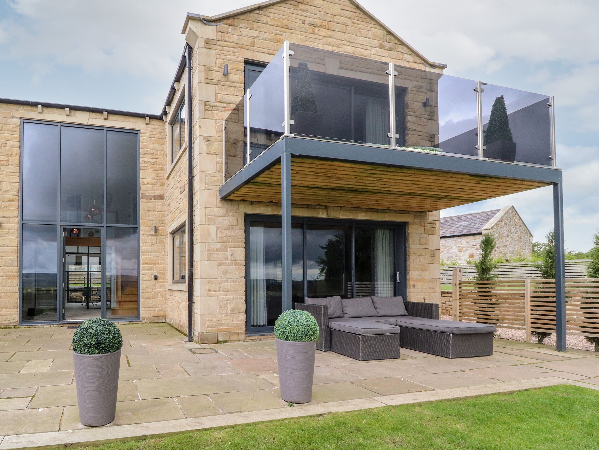 DEWHURST HOUSE, family friendly, with hot tub in Langho, Lancashire