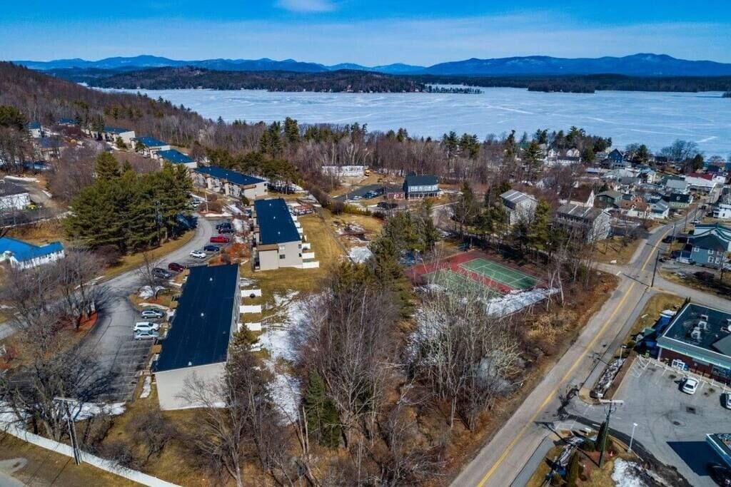Homie 2 bdrm 2 bth condo walking distance to Weirs & More