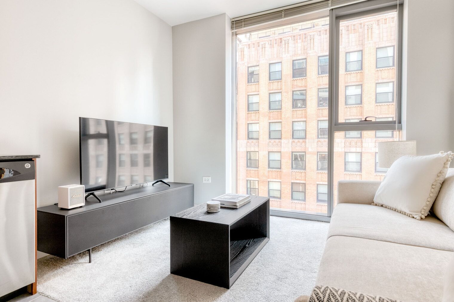 Luxe Loop Studio w/ Gym, Pool & Lounge, 1 block from L, by Blueground
