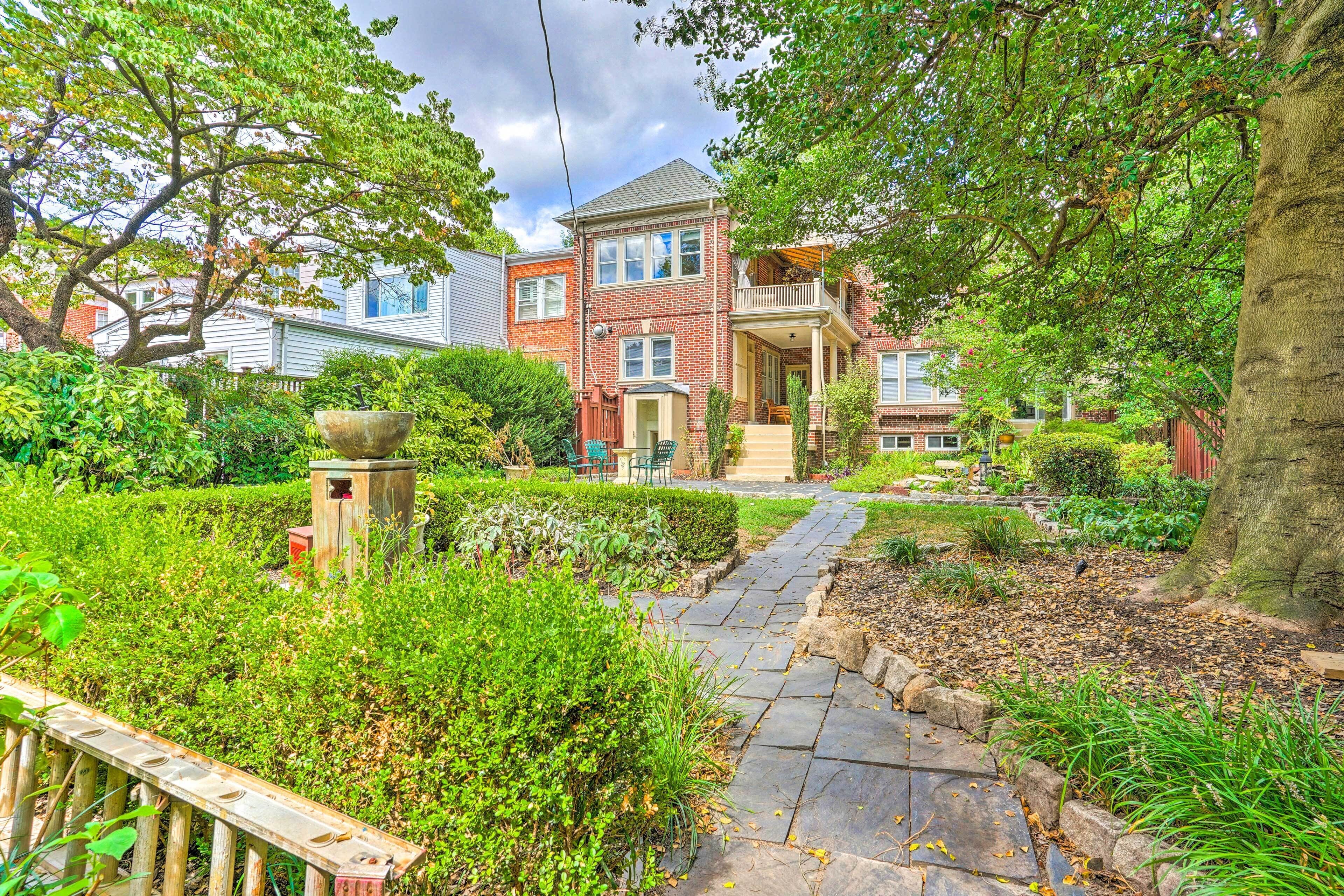 Majestic Richmond Apt w/ Tranquil Koi Pond!