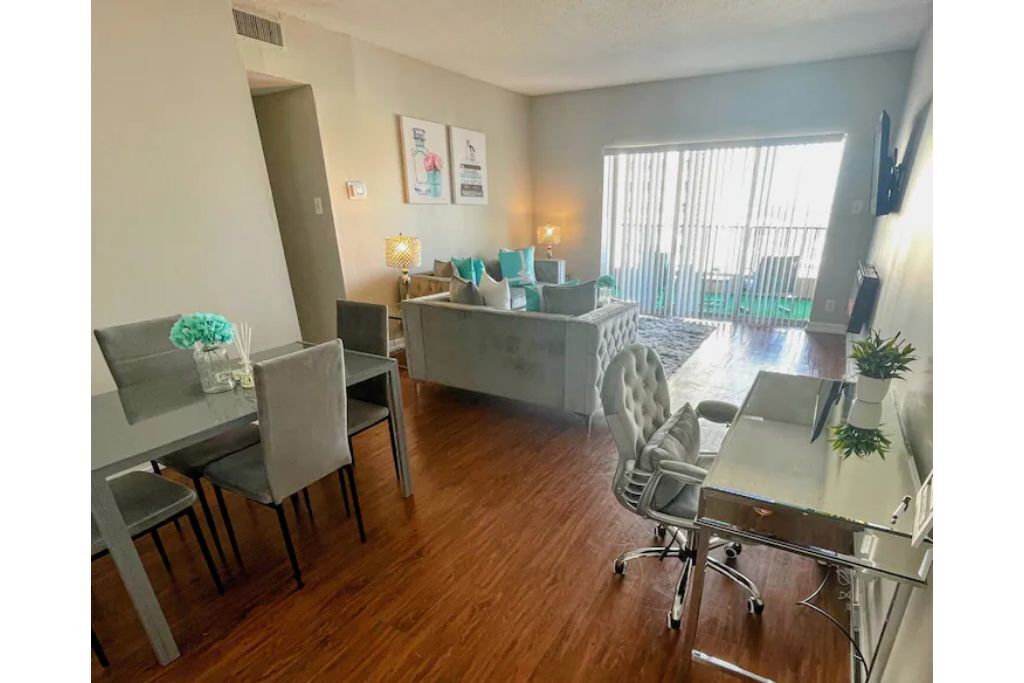 2 bed 2 ba Luxury meets comfort on the 25th floor!
