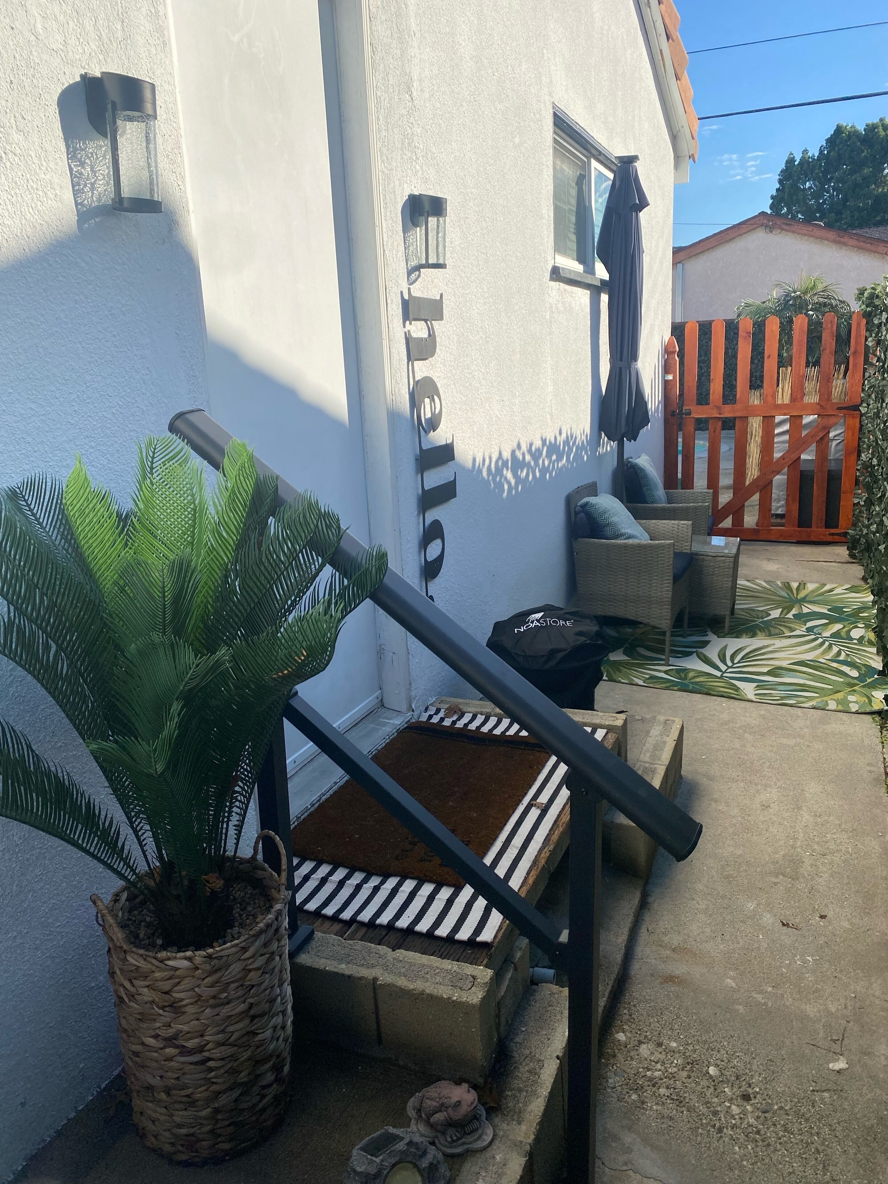 COZY STUDIO WITH PRIVATE PATIO AND HEATED POOL 