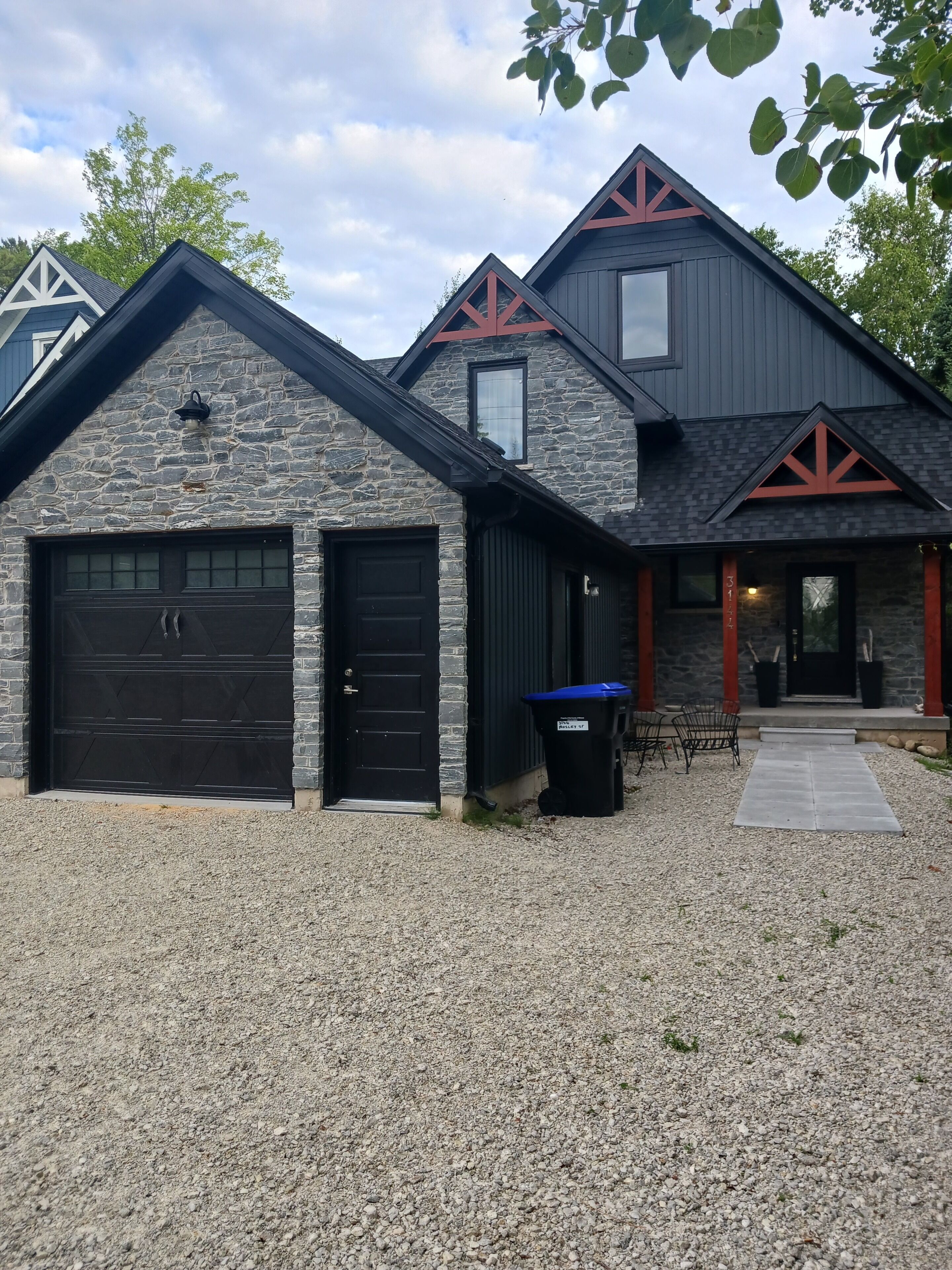 Spacious   Apartment, 20 minutes to Blue !