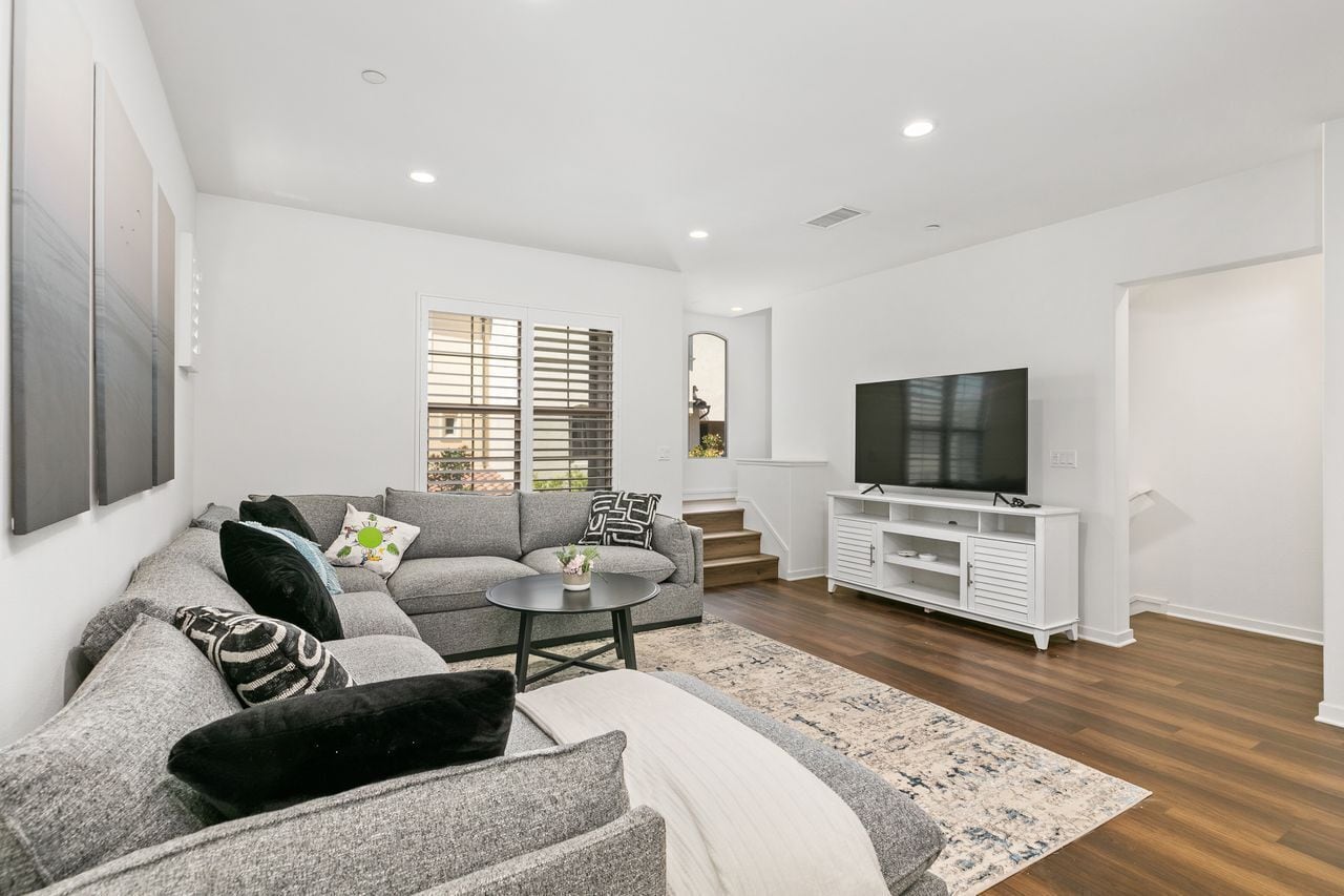 Lovely, Modern Condo in Irvine, 3br/3.5ba