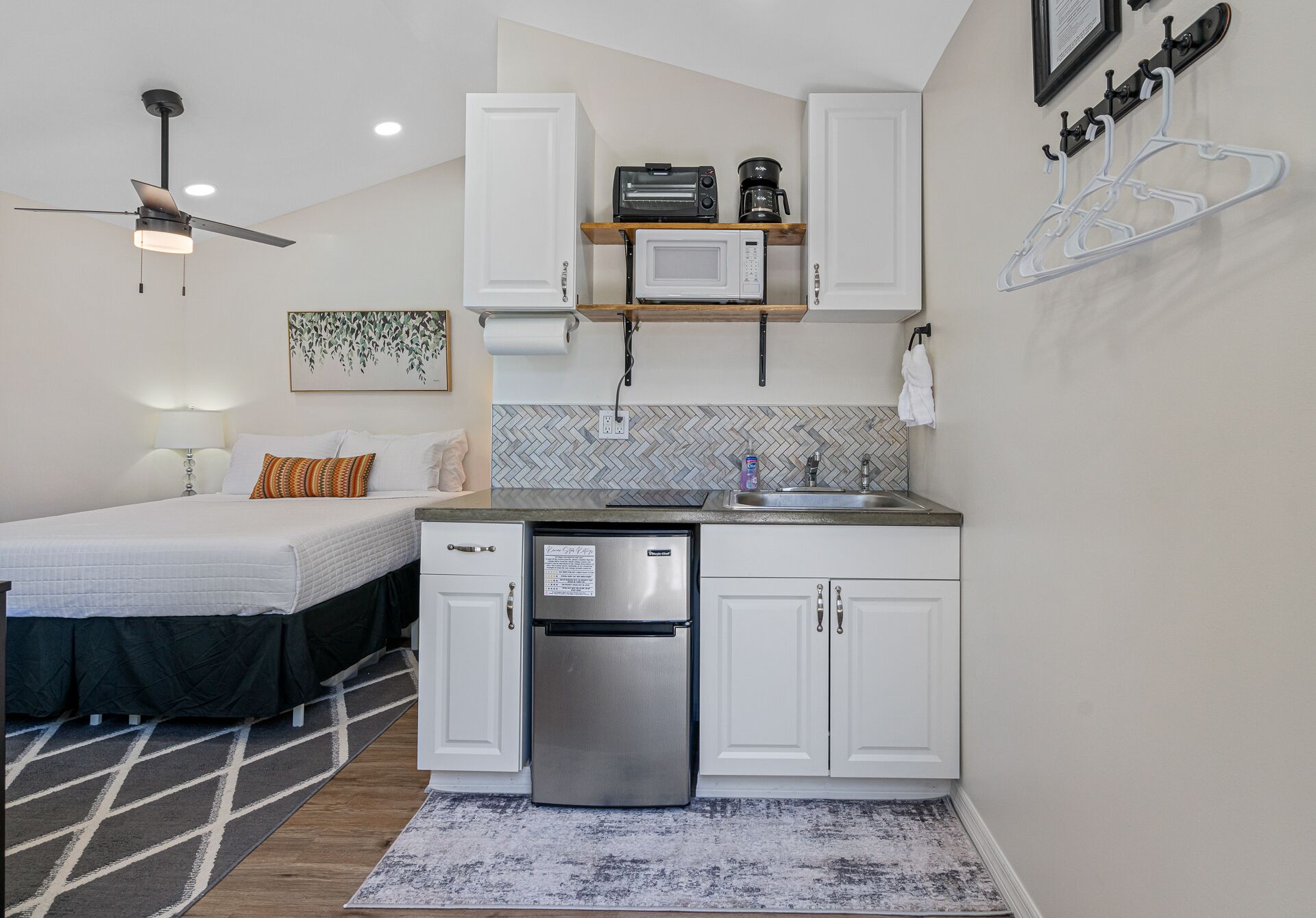 Tiny Home Near USF and Downtown—Patio, Fast Wi-fi