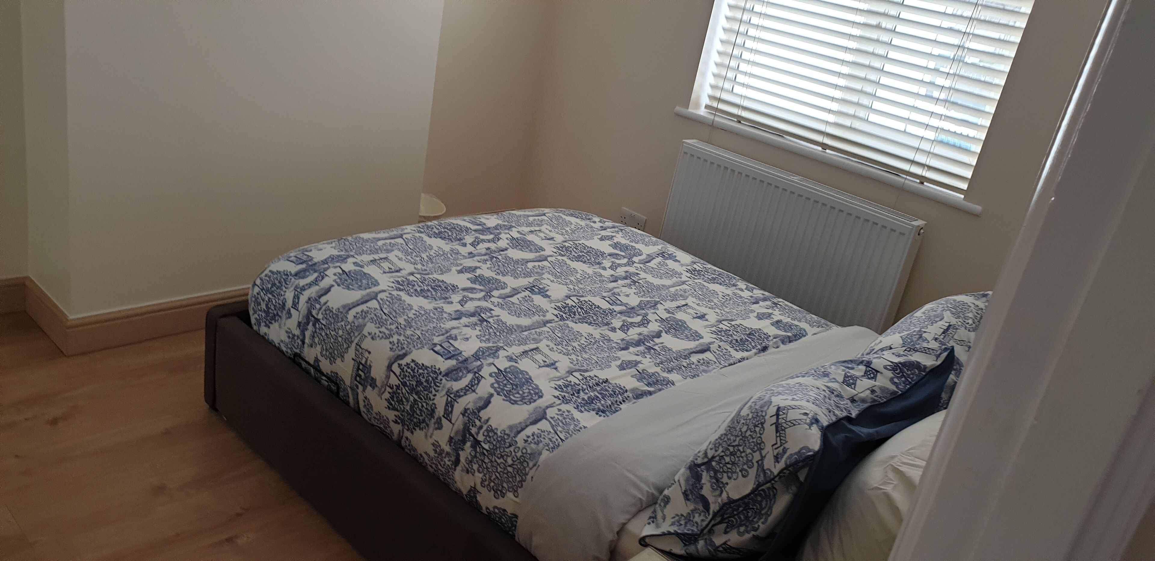 London Luxury 3 Bed Sleeps up to 12 guests, 1 min to Redbridge Stn Free Parking 