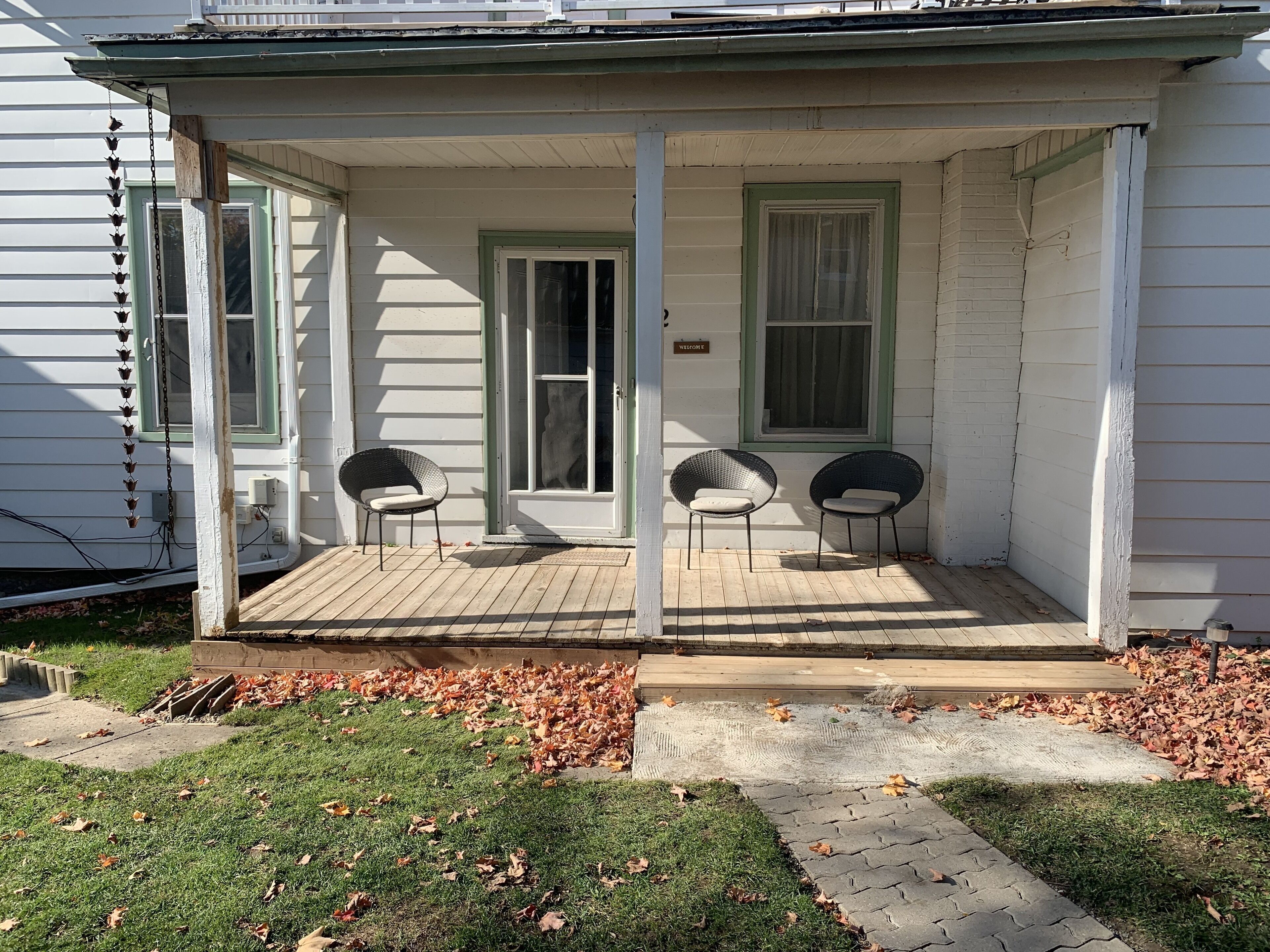 Lotus Landing: tranquil main level unit in quaint home w/ fireplace, deck & yard