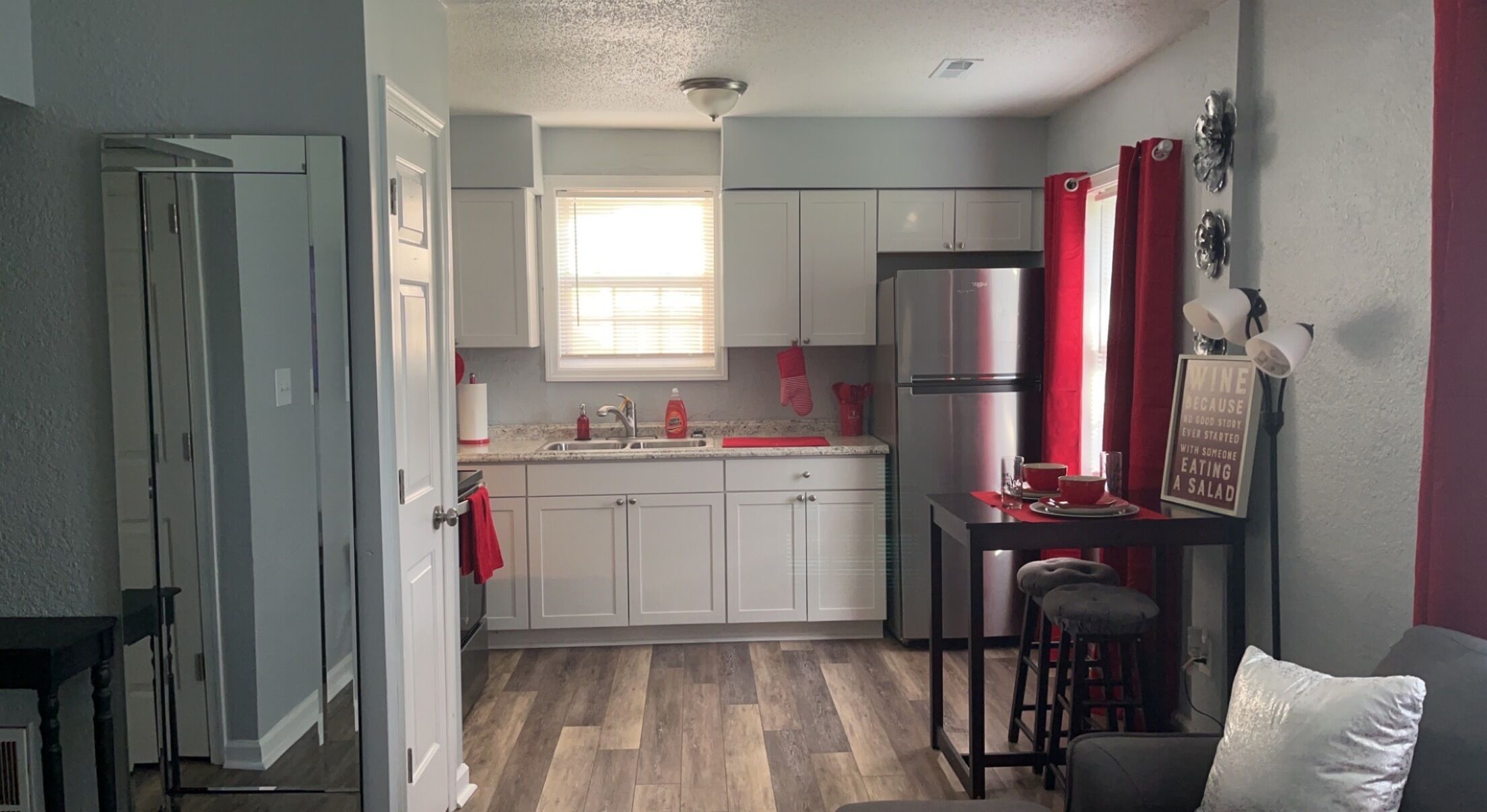 Beautiful Duplex Unit B, 2 minutes to Buckroe Beach!