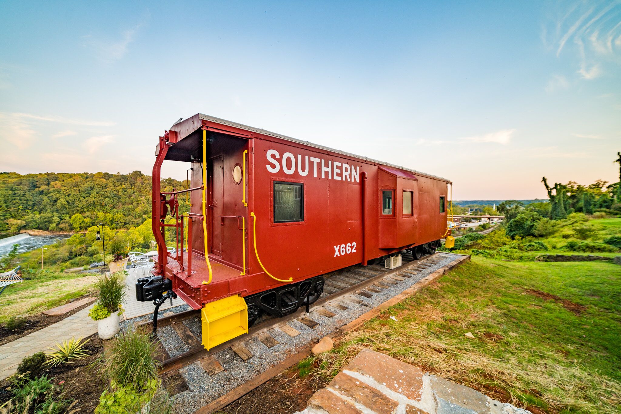Train Caboose & River Views < .5 to Downtown