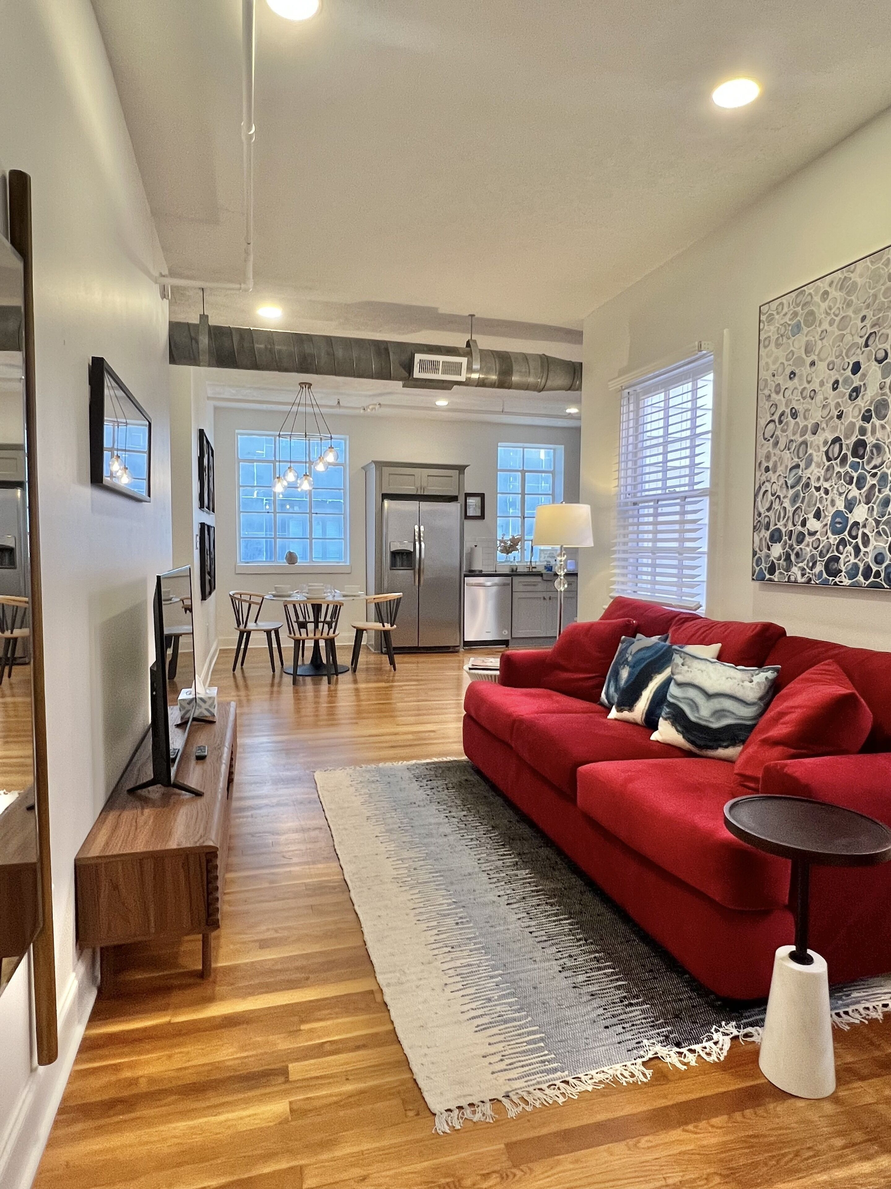 Lovely Historic downtown 2 BR