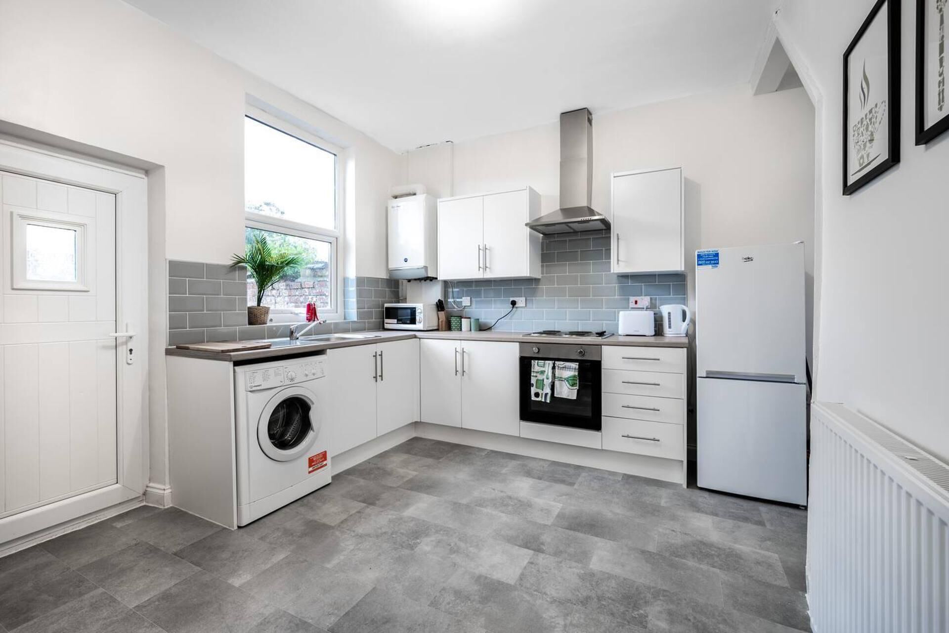Modern Spacious 2 Bedroom House in Leigh