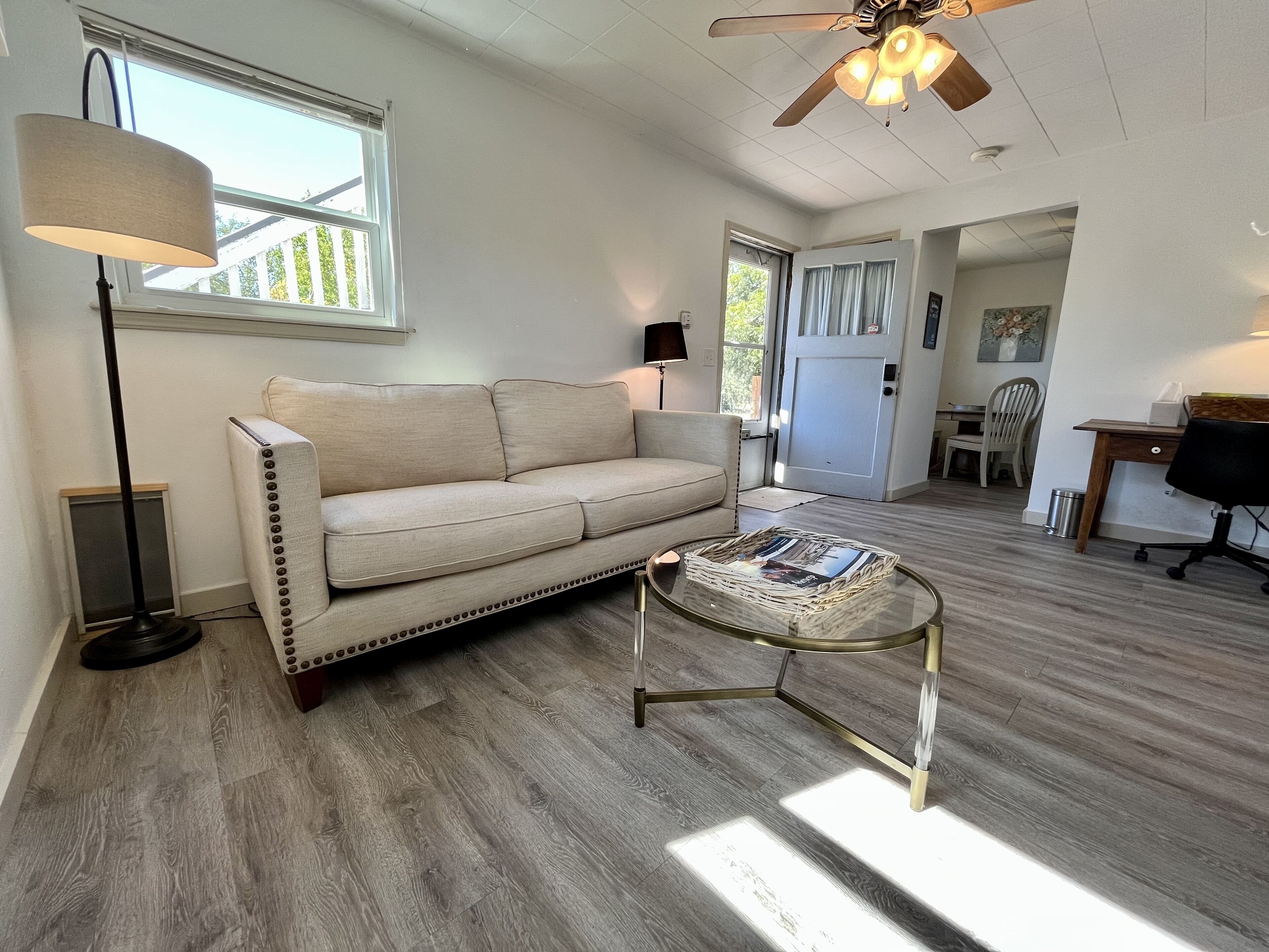 Stylish and Cozy Downstairs 1 Bedroom Apartment with Amenities