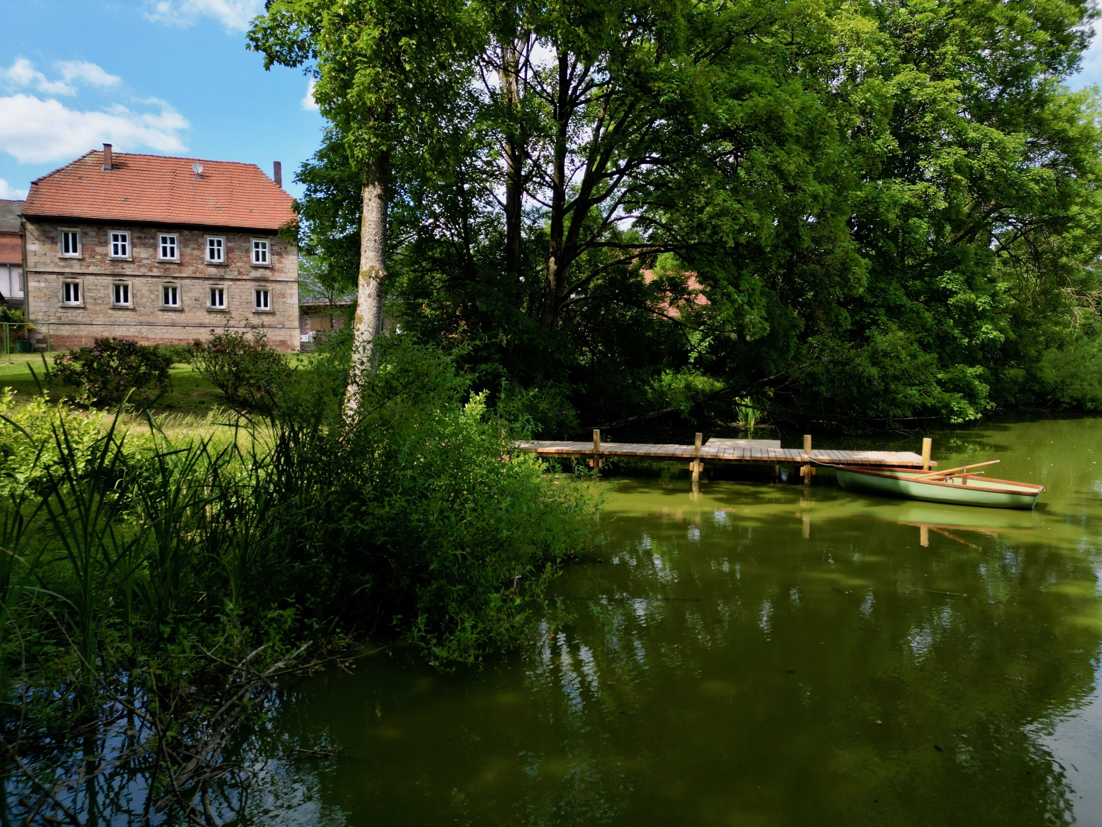 Quiet apartment with wood stove, sauna, garden & terrace on histor. castle courtyard