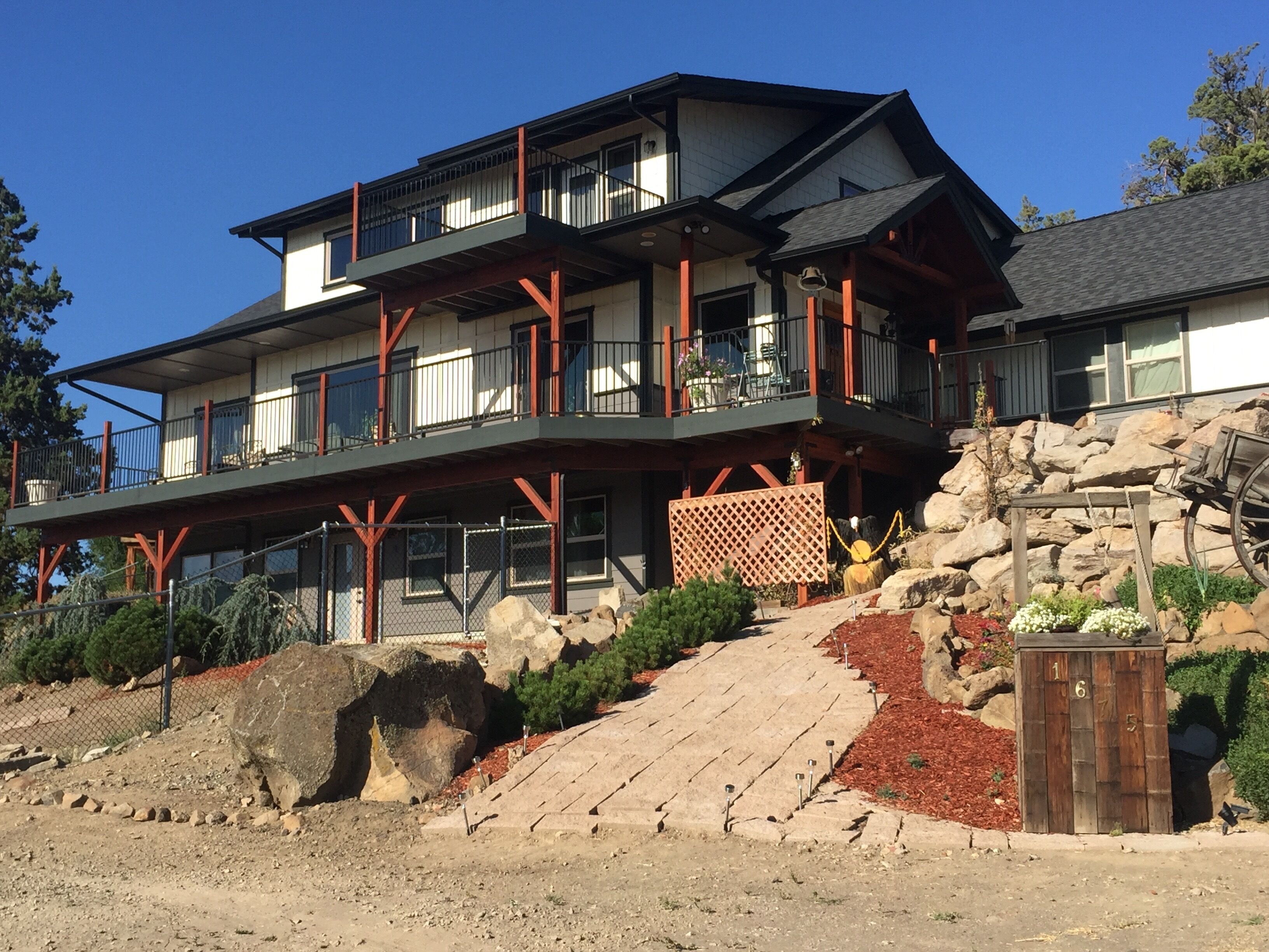 Comfy n Cozy Hideaway that is great for Smith Rock enthusiast just 5 miles away!
