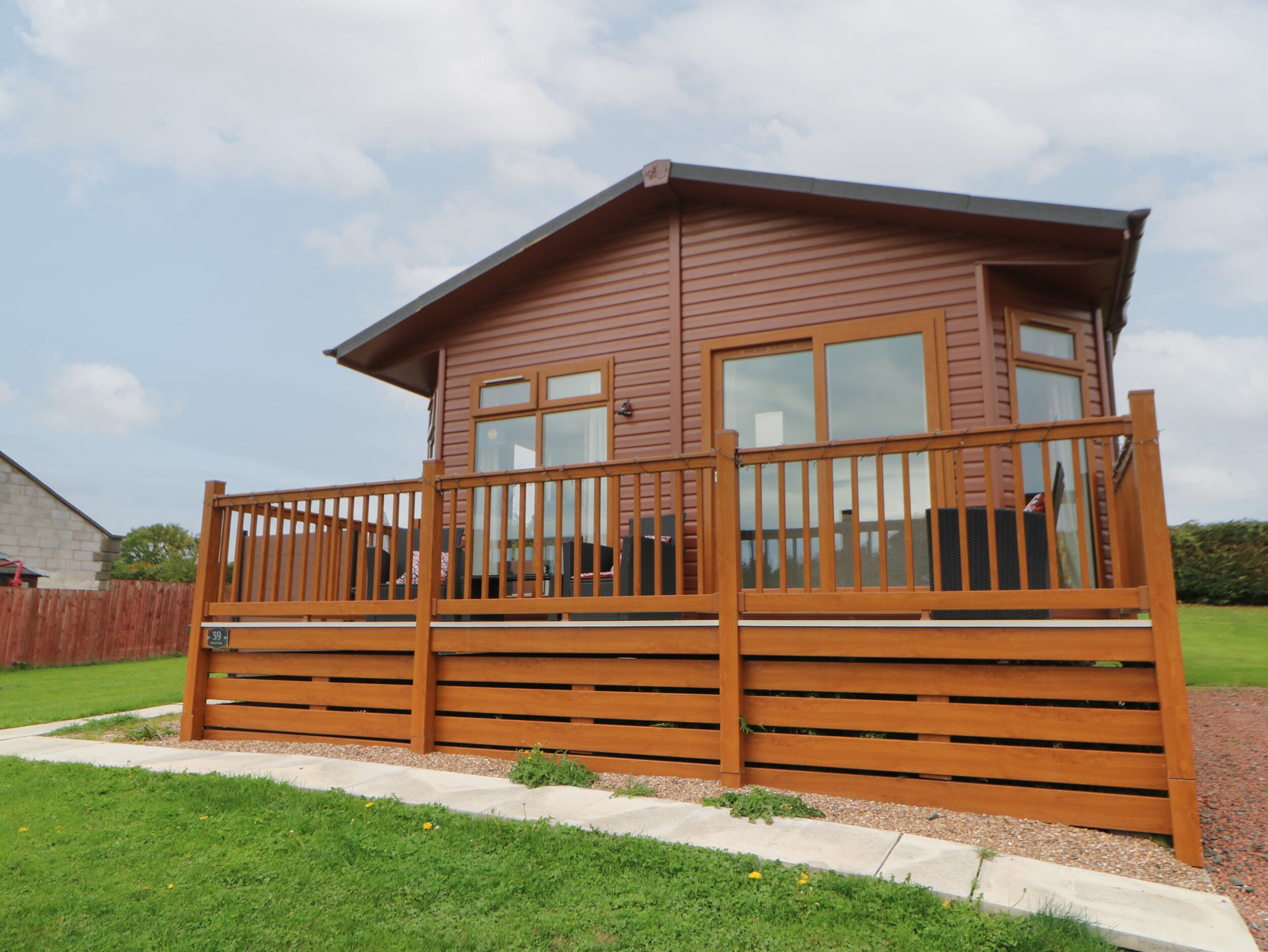 MILDRED'S LODGE, pet friendly, with hot tub in Felton
