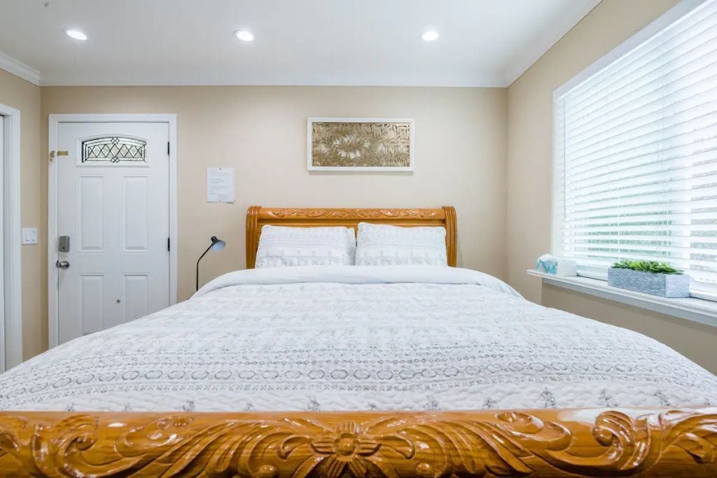 Comfortable Studio in a Woodside Plaza