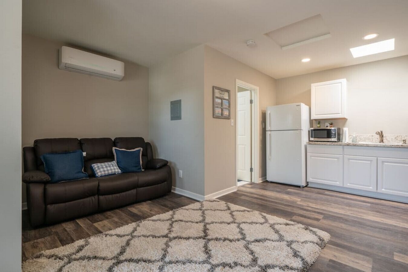 1 BDRM Guest House.  Private Entrance and Parking