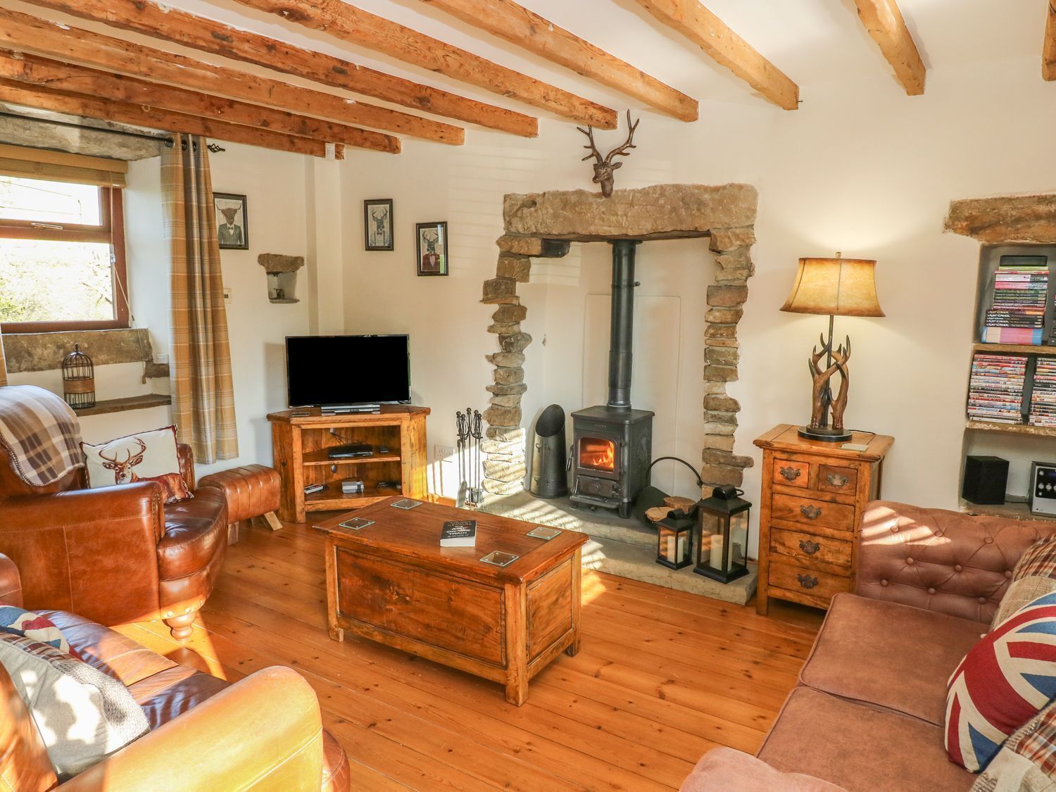 DAISY COTTAGE, with open fire in Kelbrook