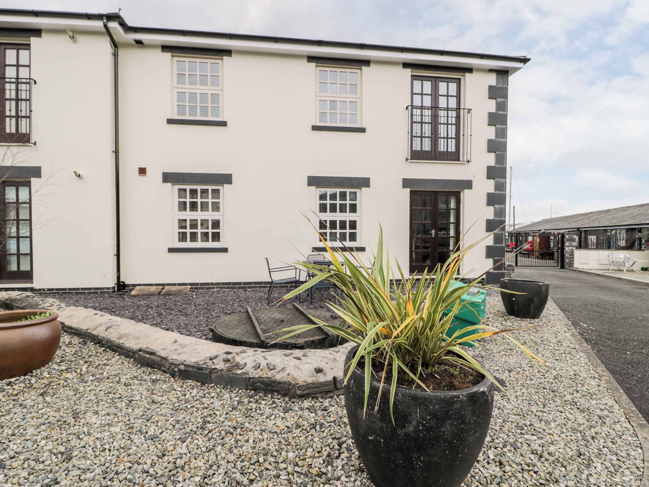 WHISTLE STOP APARTMENT, pet friendly in Porthmadog
