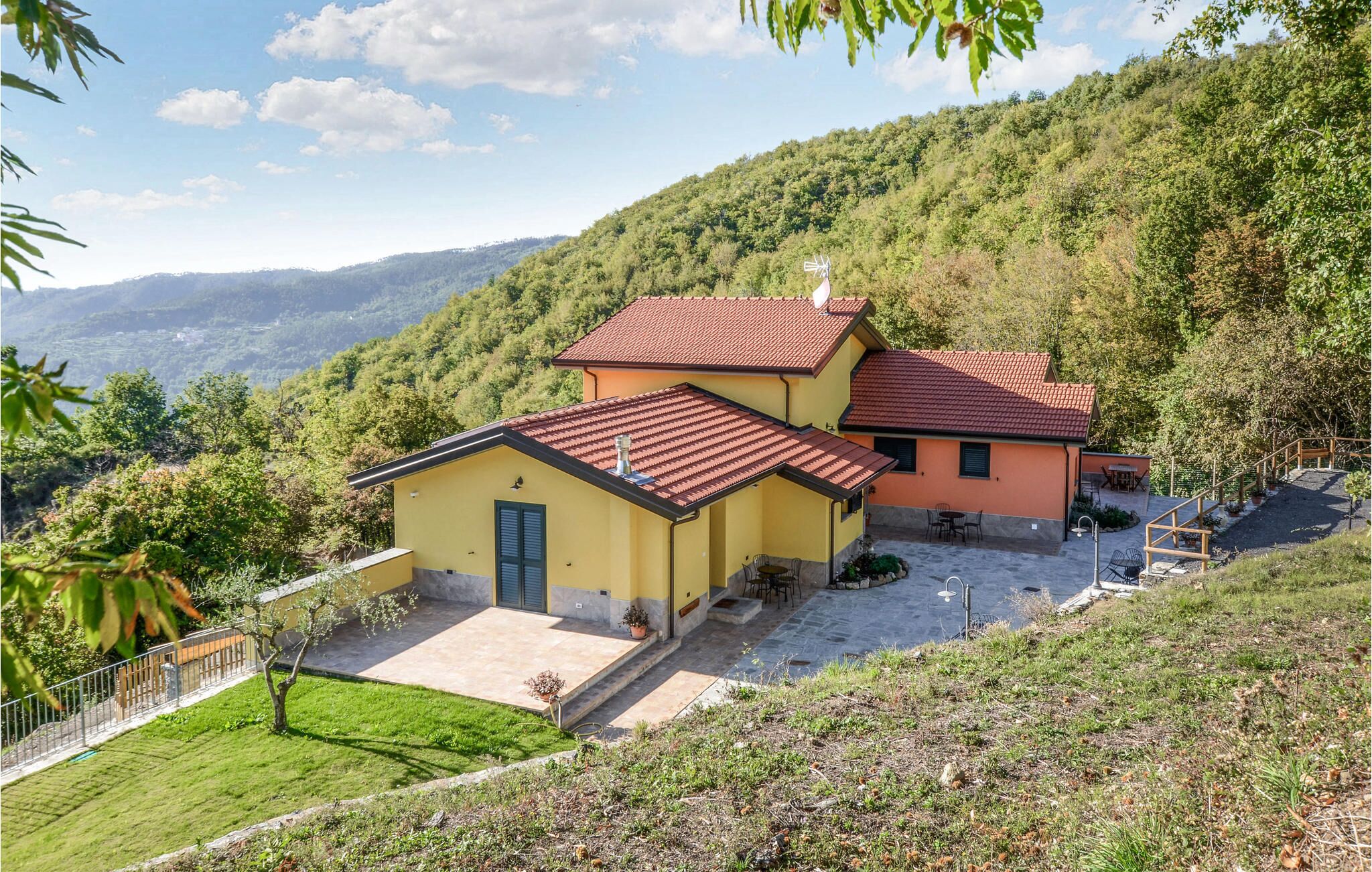 Are you dreaming of a relaxing vacation in Liguria? Then this bright apartment with panoramic view w