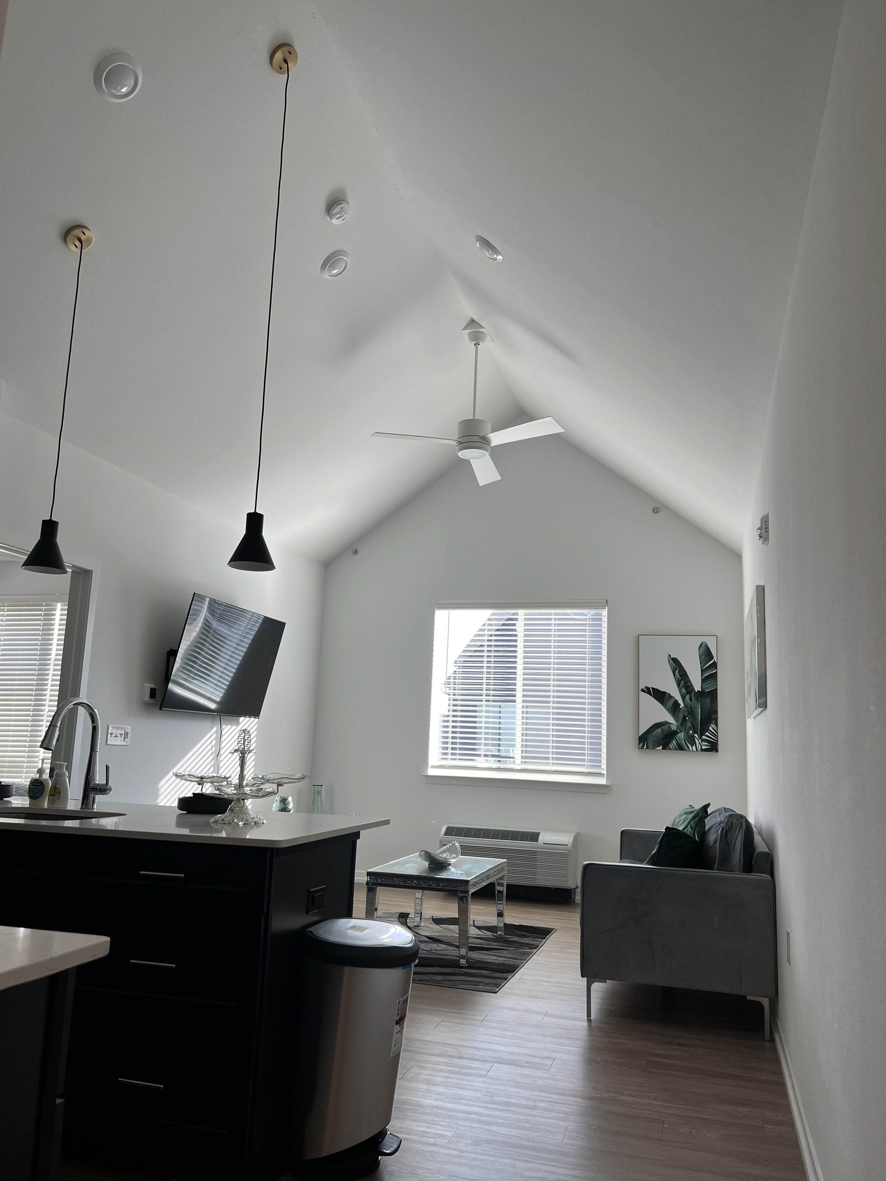 Luxury Updated Modern Stay 