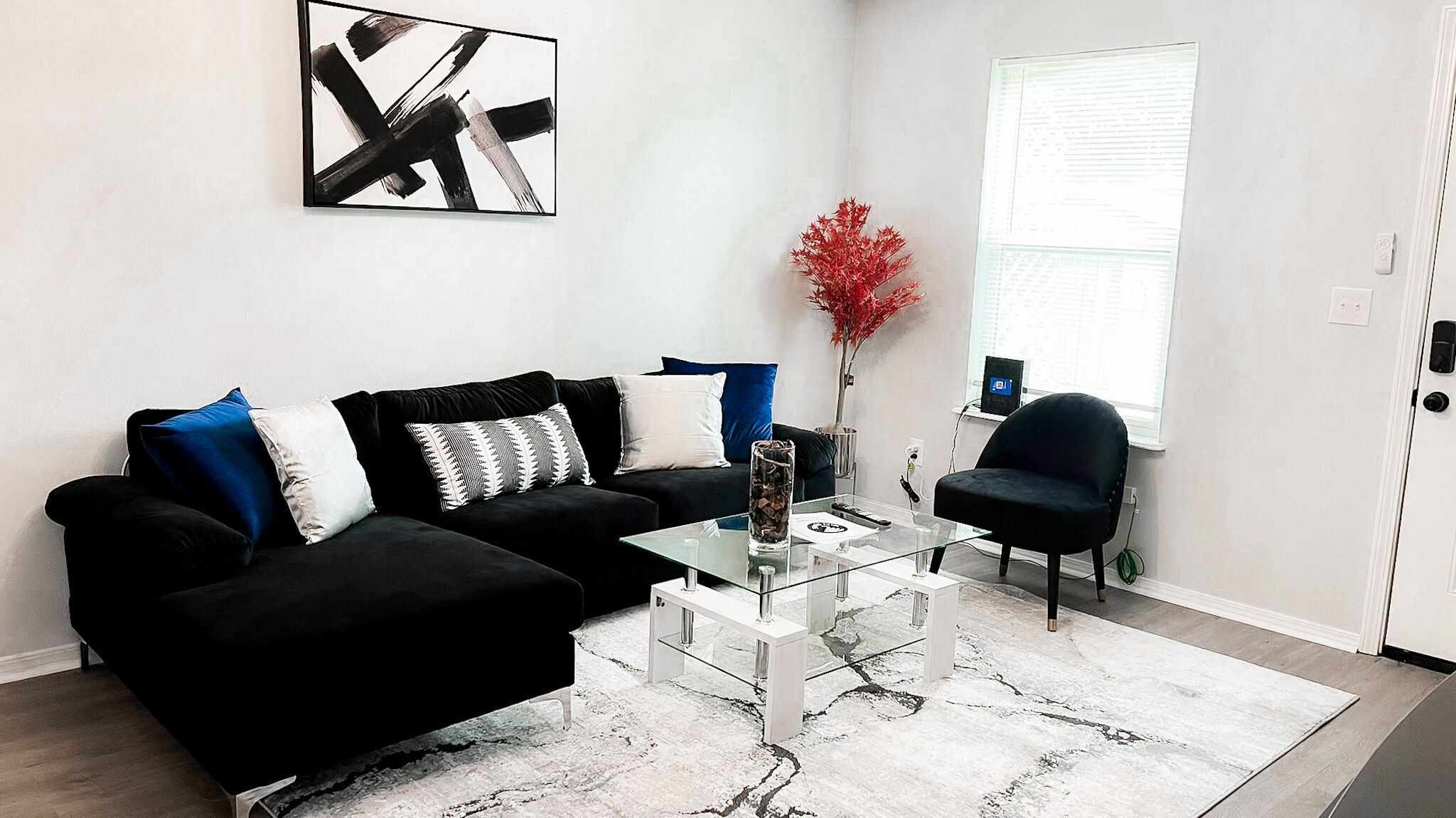 Stylish Condo @ Heart of NWA. Close to Mall & Lake