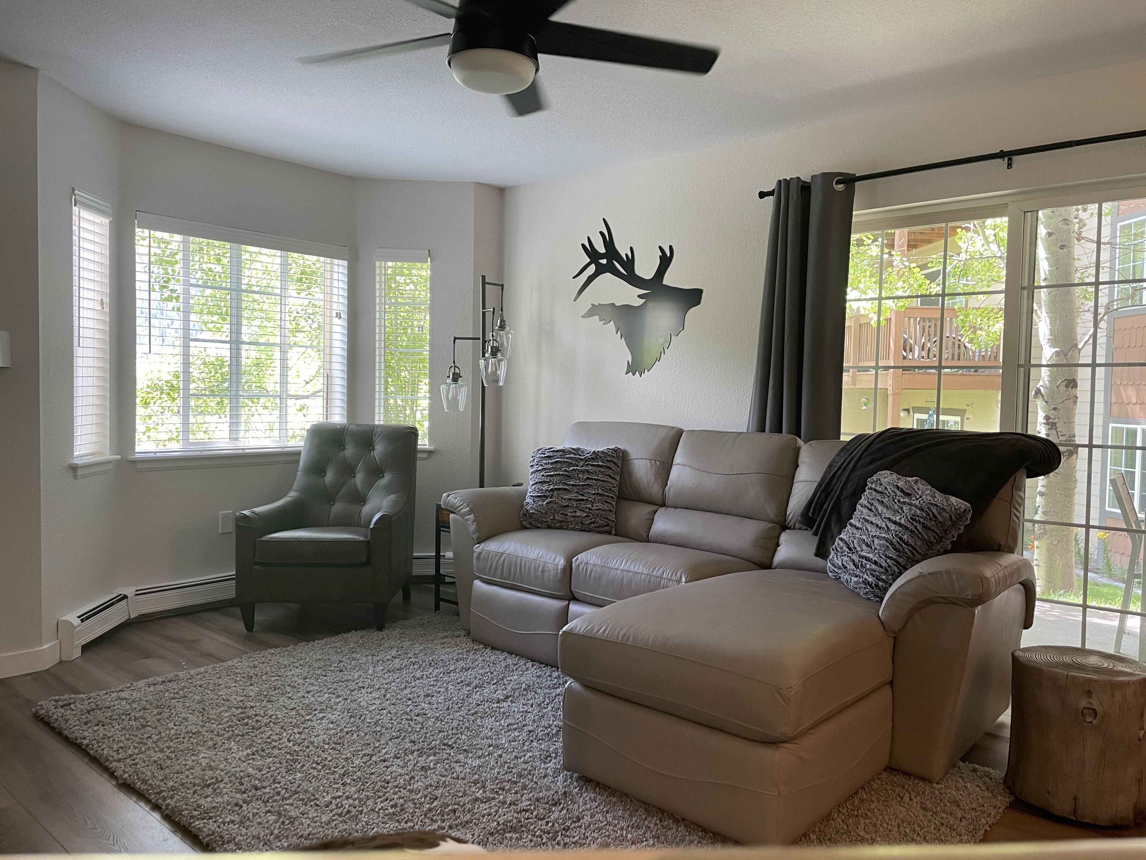 Riverside condo, new modern rustic decor, 10 minutes to Beaver Creek