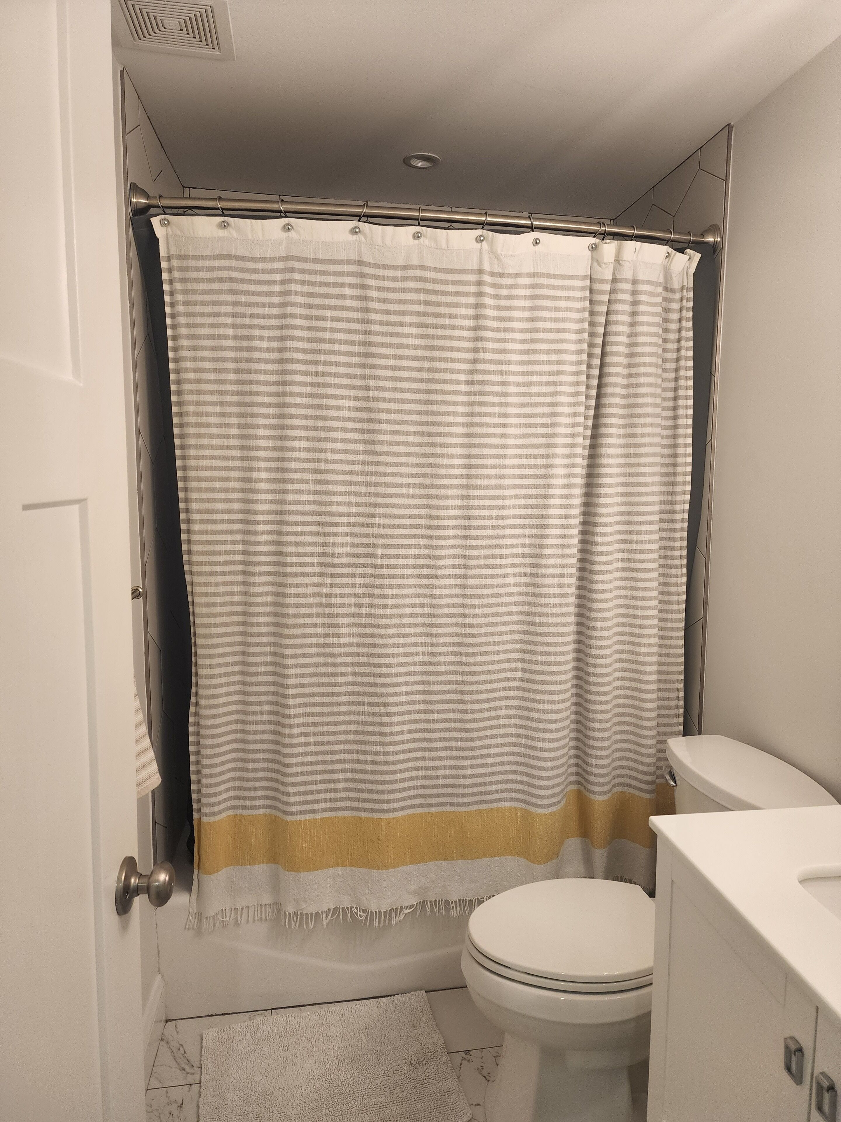 Spacious Apartment with Large Kitchen and Laundry