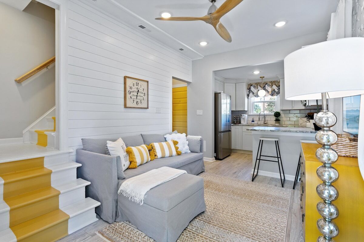 A comfortable, downtown 1/1 perfect for the traveling employees near food, beach, and entertainment