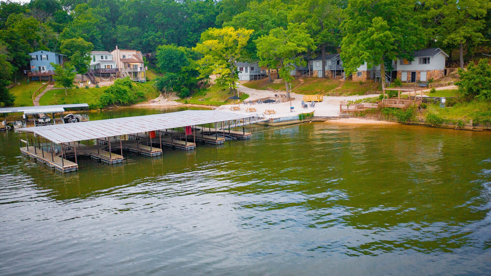 Lake Shore Fishing Cabin , dock/dock/boat slip. Fire pit,on the lake