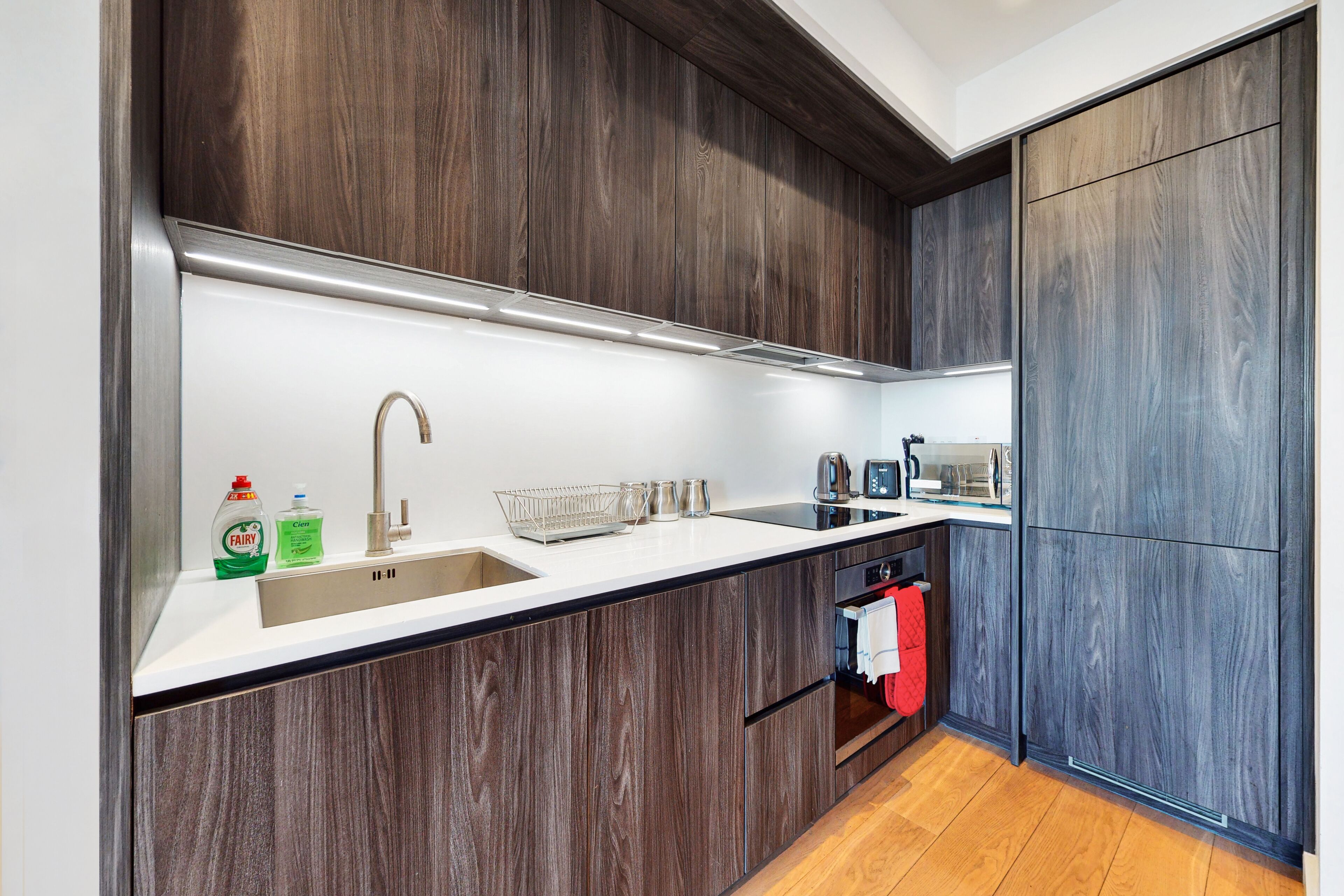 REM - Superb Studio in Greenwich with balcony & roof top