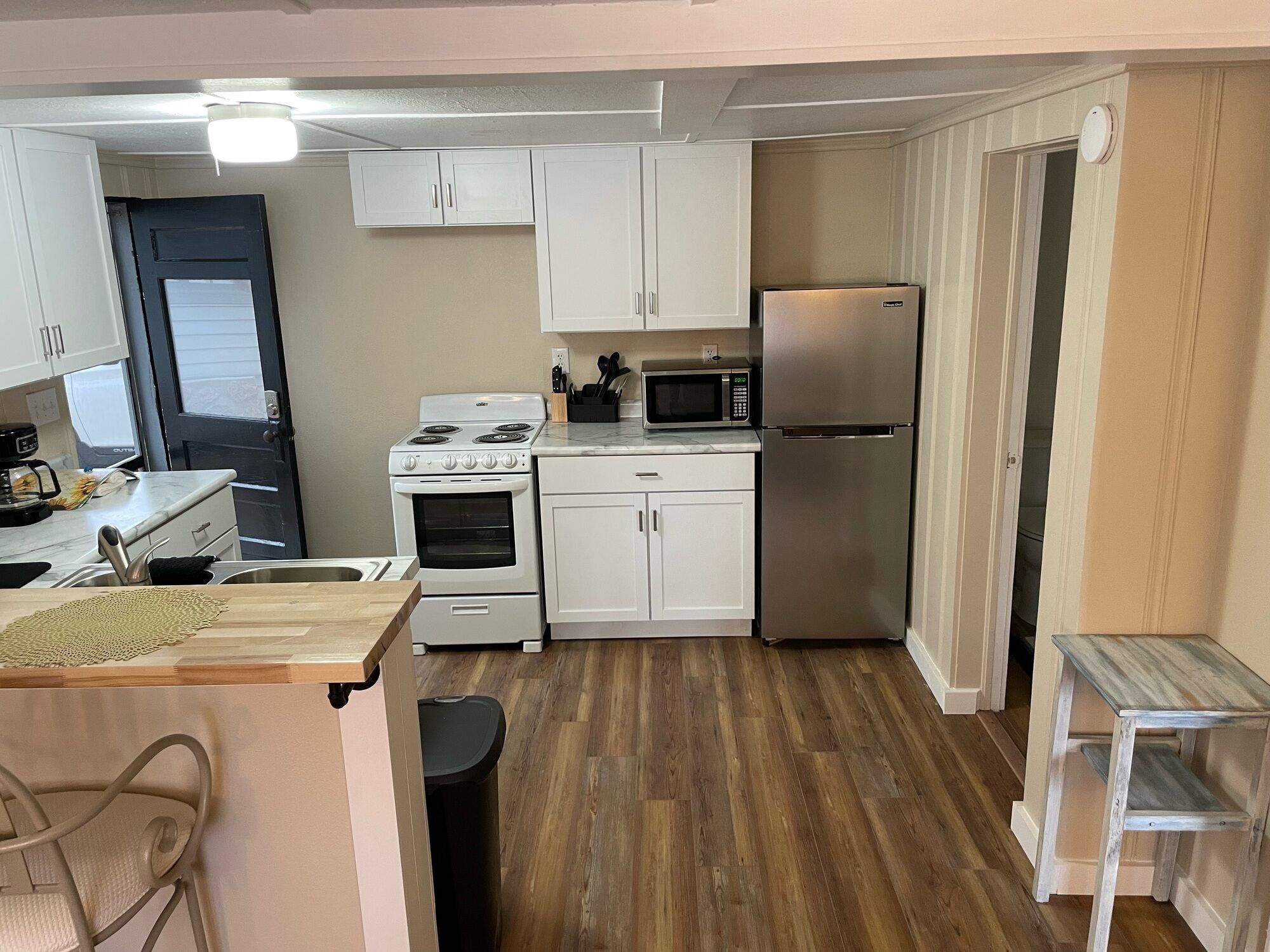 Fire pit, dock, ramp, full kitchen, water toys