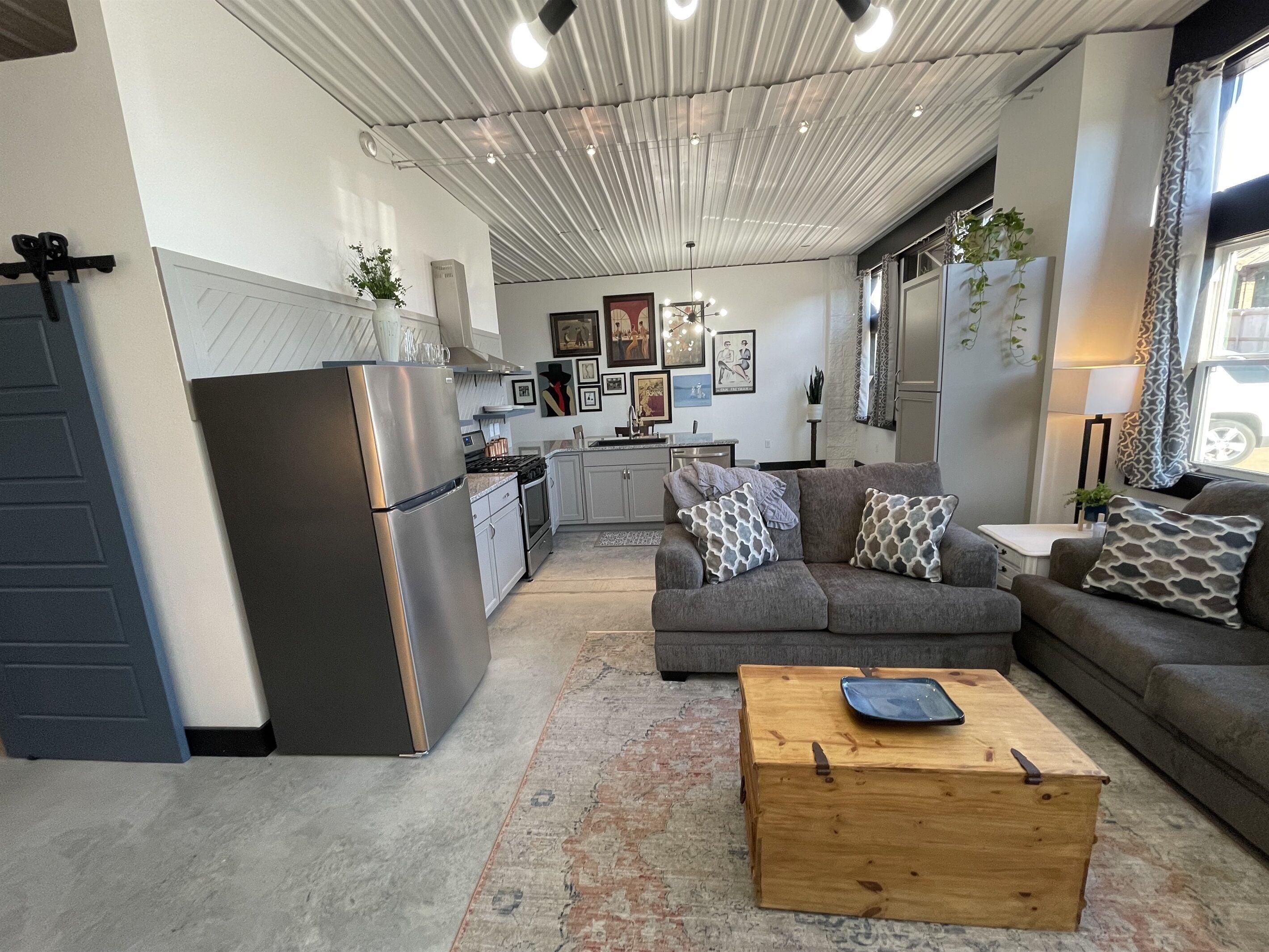 Beautiful 2b/2bth near downtown and the park.